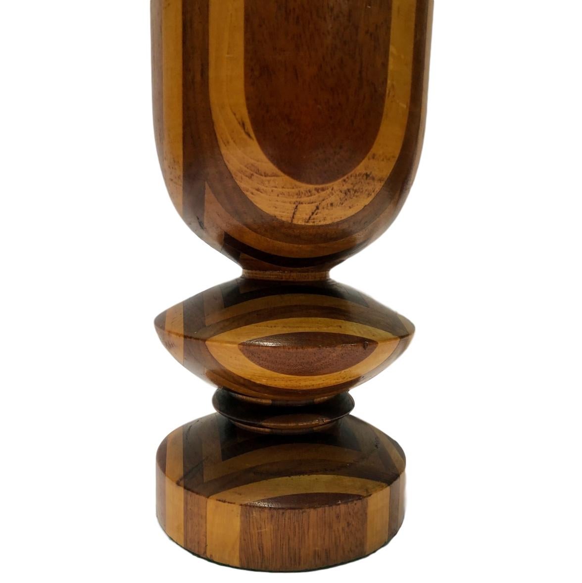Une seule lampe de table italienne en bois tourné bicolore datant des années 1950.

Mesures :
Hauteur du corps : 15
Diamètre : 6