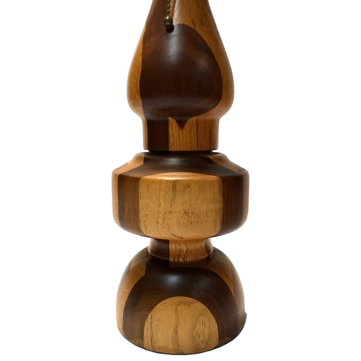 Une seule lampe de table italienne en marqueterie de bois tourné bicolore datant des années 1950.

Mesures :
Hauteur 14.5