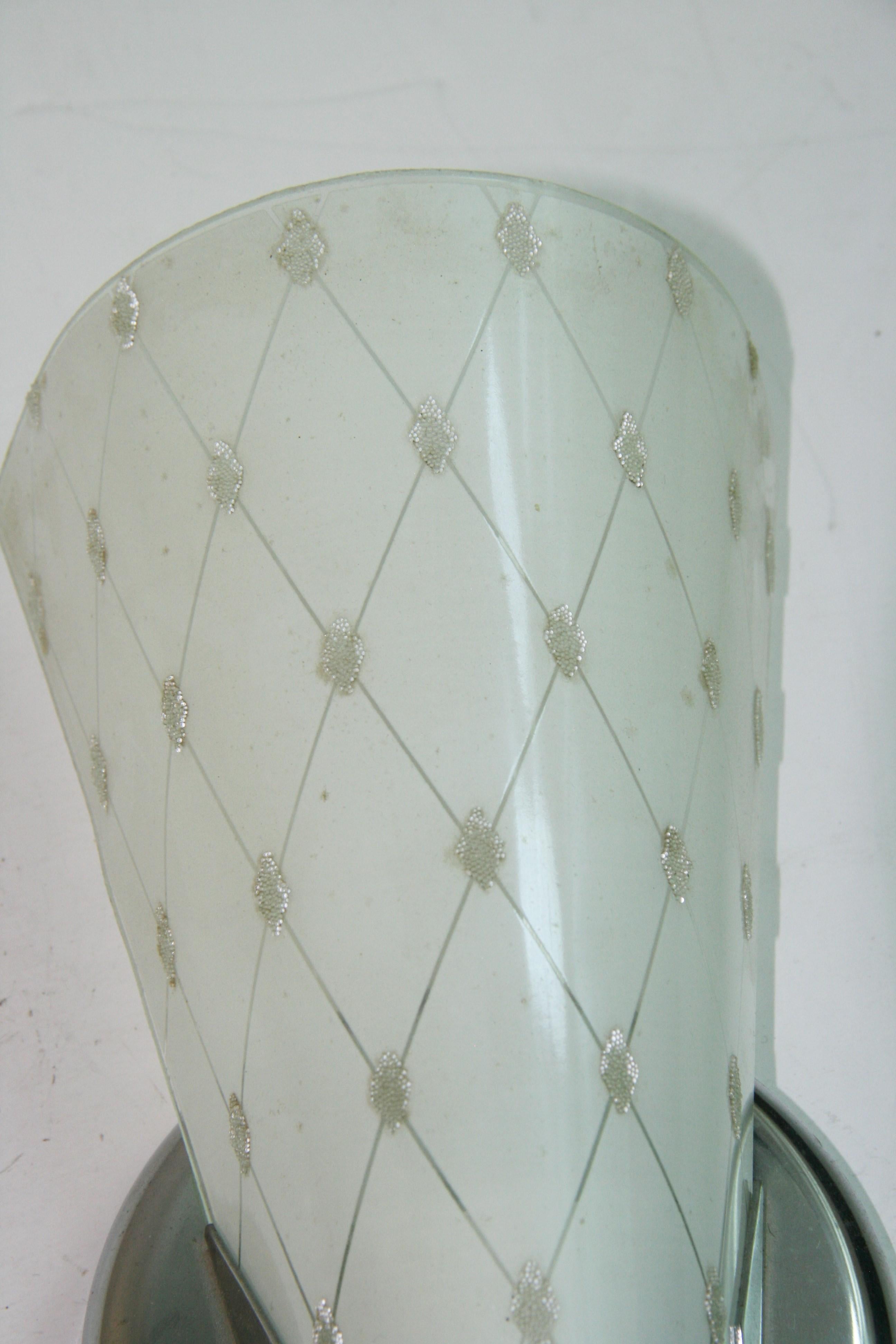 Single Italian Mid Century  Frosted Glass Leaf Sconces In Good Condition For Sale In Douglas Manor, NY