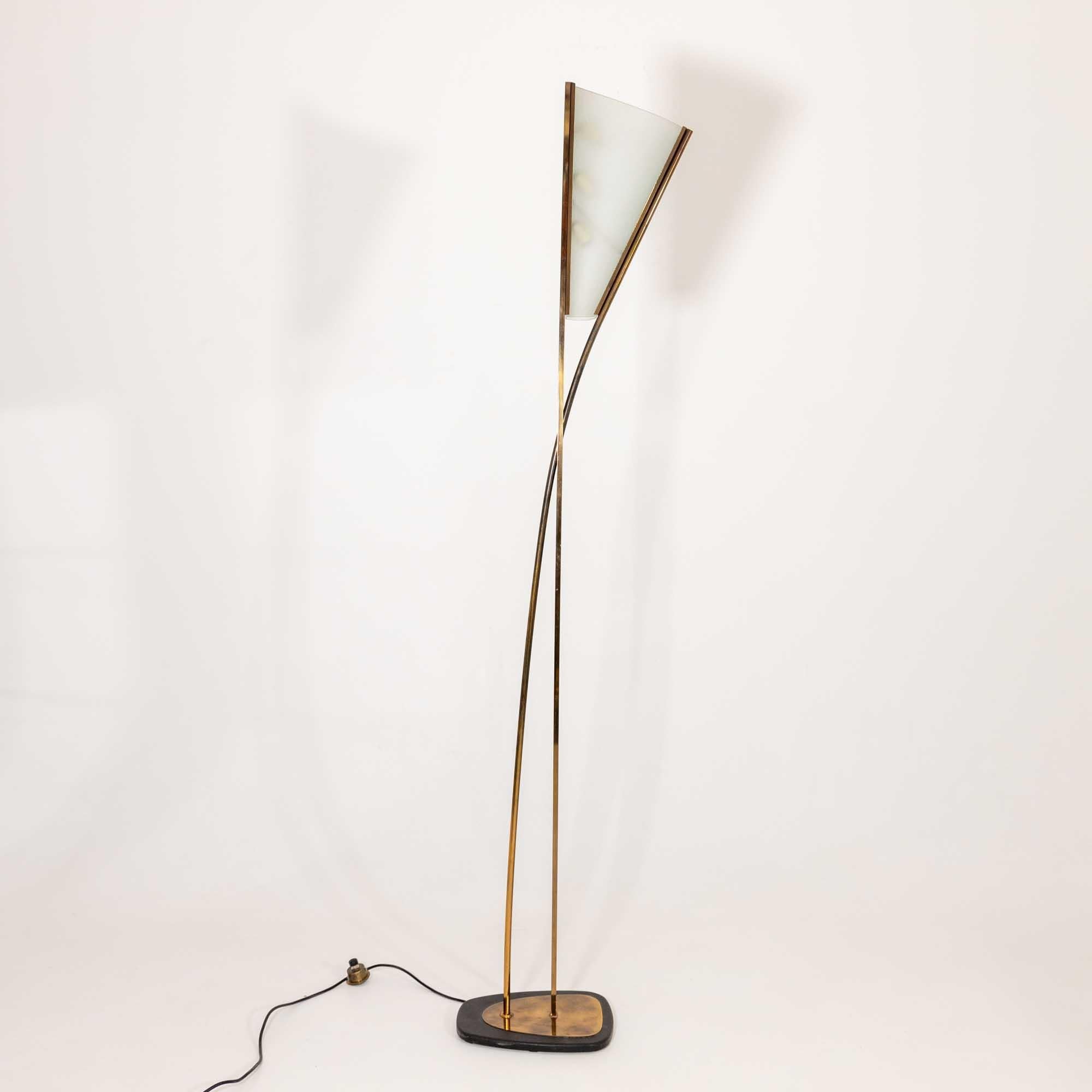Single Italian Modernist Floor Lamp.

Vetical frosted glass difusers and patinated brass , resting on an ebonized metal base.
