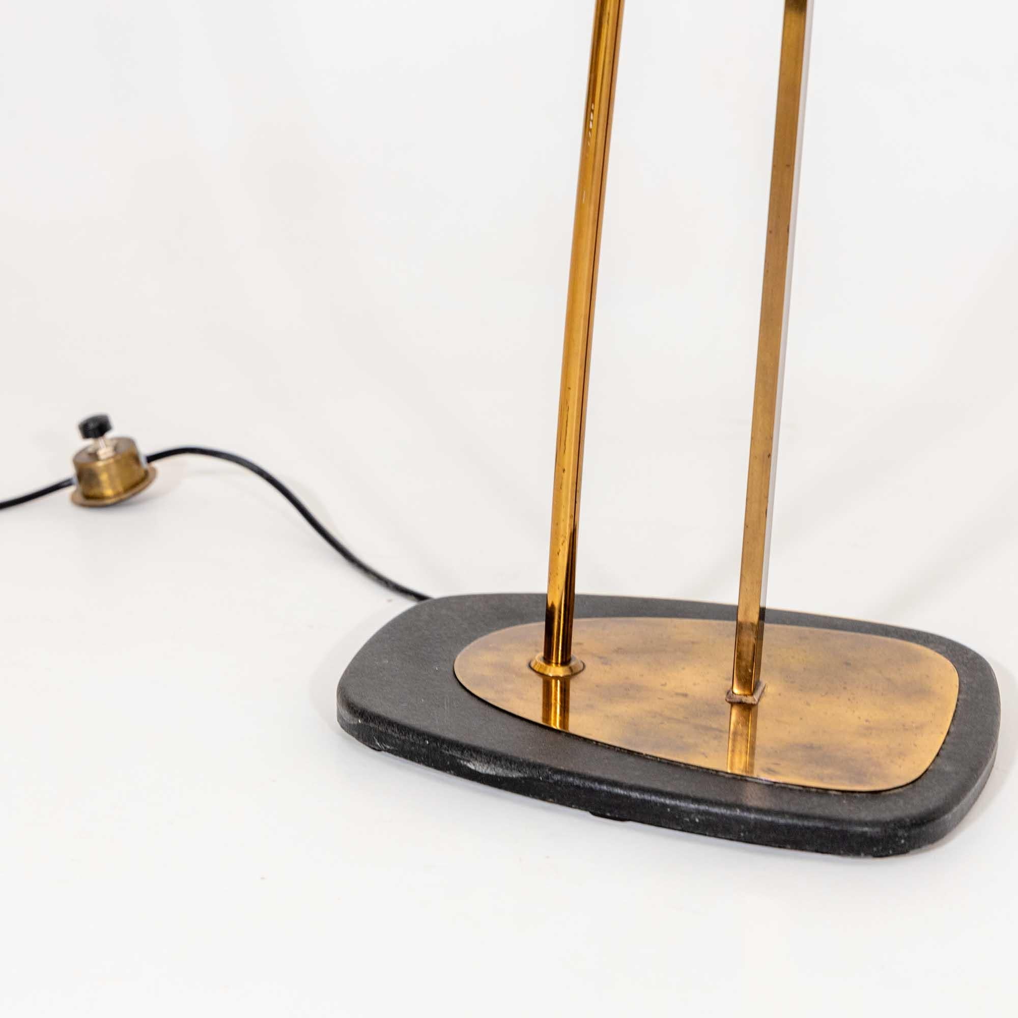 Single Italian Modernist Floor Lamp  In Good Condition For Sale In New York, NY