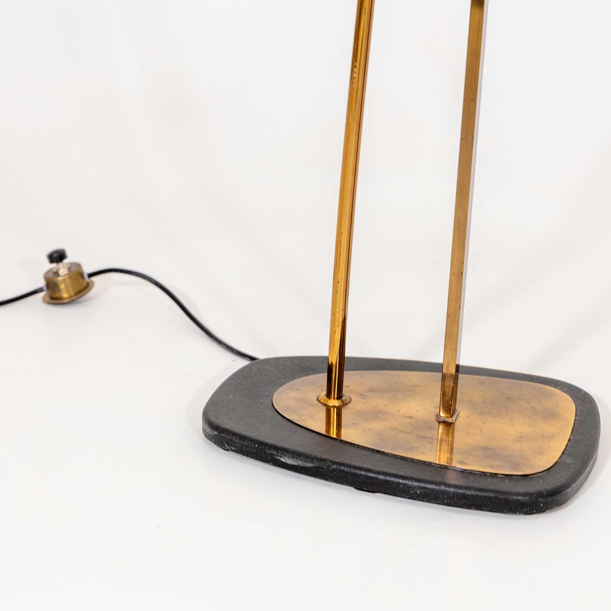 Single Italian Modernist Floor Lamp In Good Condition For Sale In New York, NY