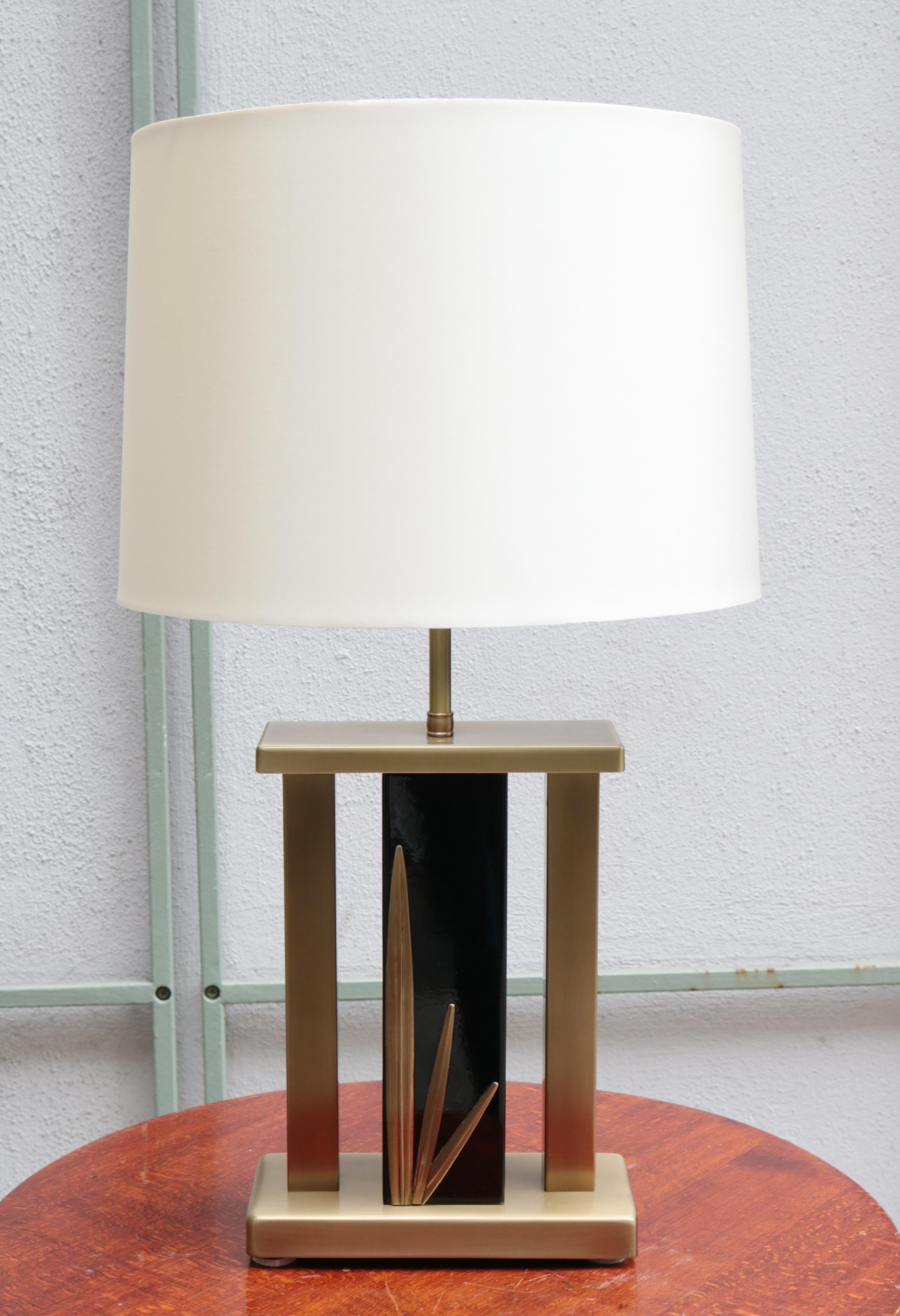 Single Italian Modernist table lamp. 
Brass frame with central enamelled 
metal column with brass leaf motif details.
 