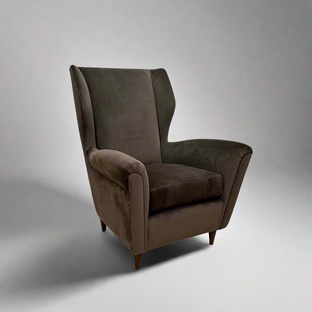 Magnifique fauteuil à oreilles moderne italien dans le style de Gio Ponti. Nouvellement retapissé de velours gris avec des pieds en bois tourné.  L'assise est munie d'un coussin soudé et l'arrière est bien tendu. Italie, années 1950.