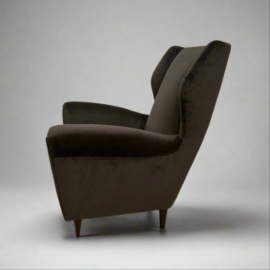 Velours Chaise à oreilles moderniste italienne dans le style de Gio Ponti en vente