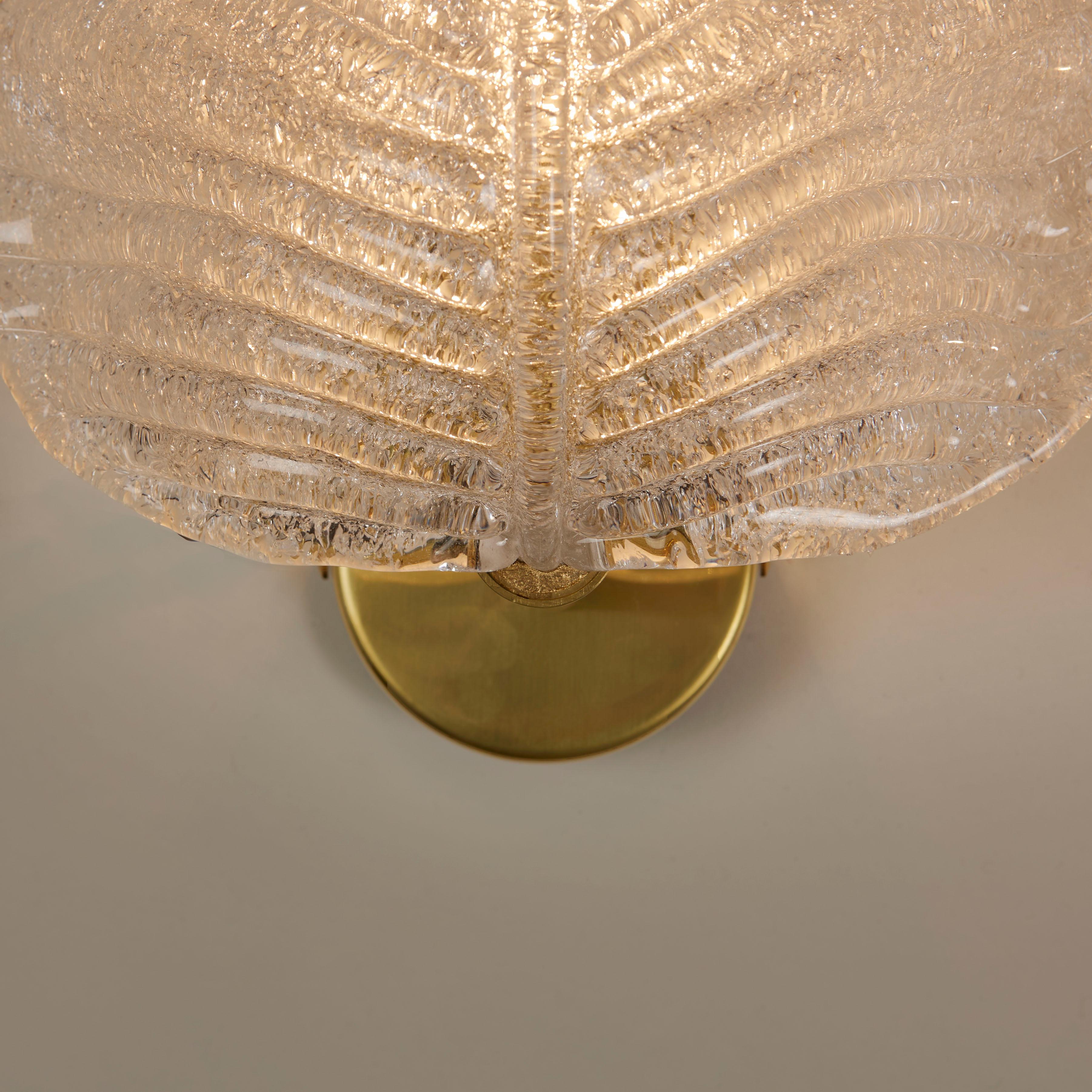 Applique a foglia singola di Murano con placca in ottone In condizioni ottime in vendita a London, GB