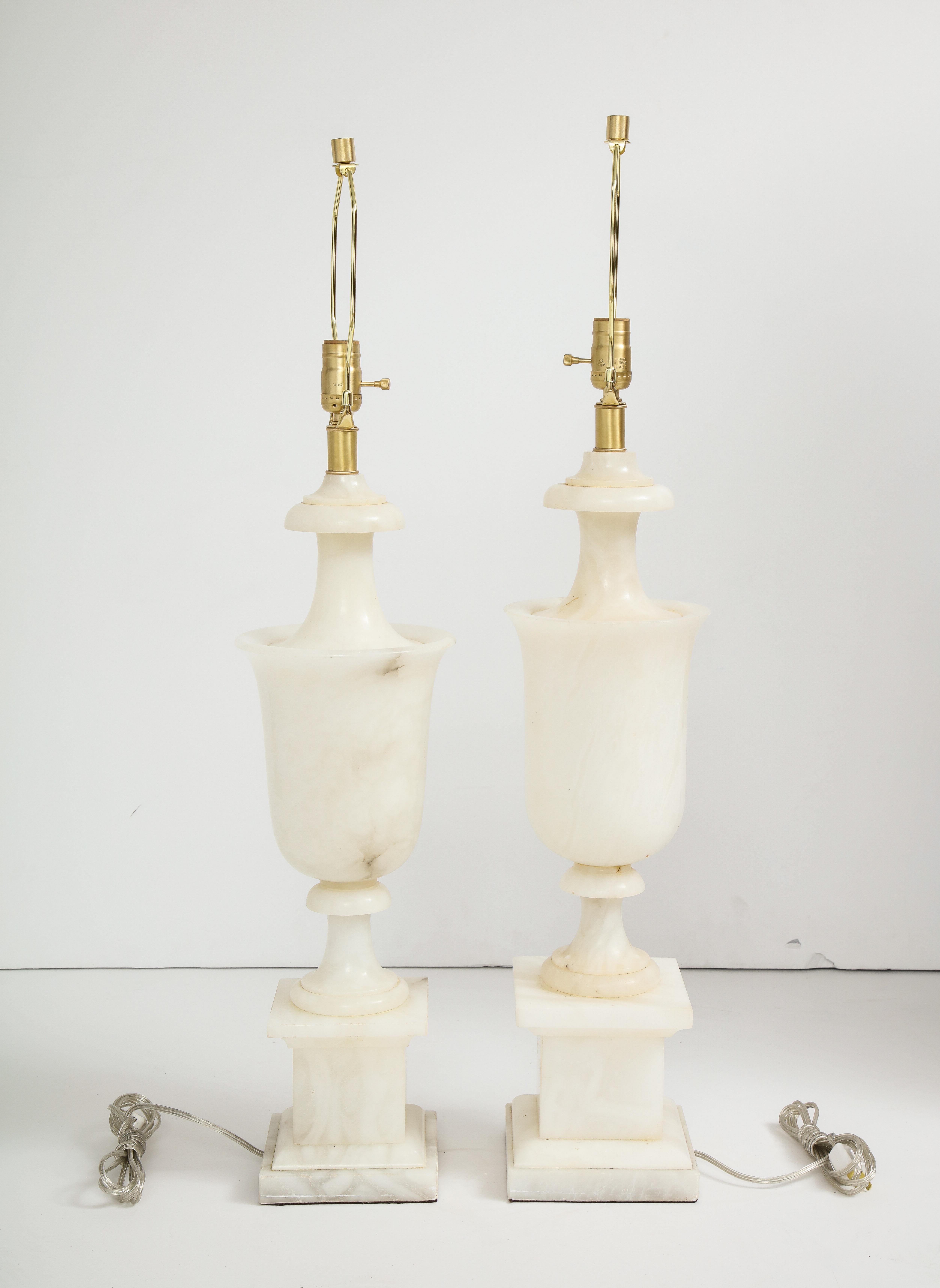 Hand-Carved Single Italian Neoclassical Alabaster Lamp For Sale
