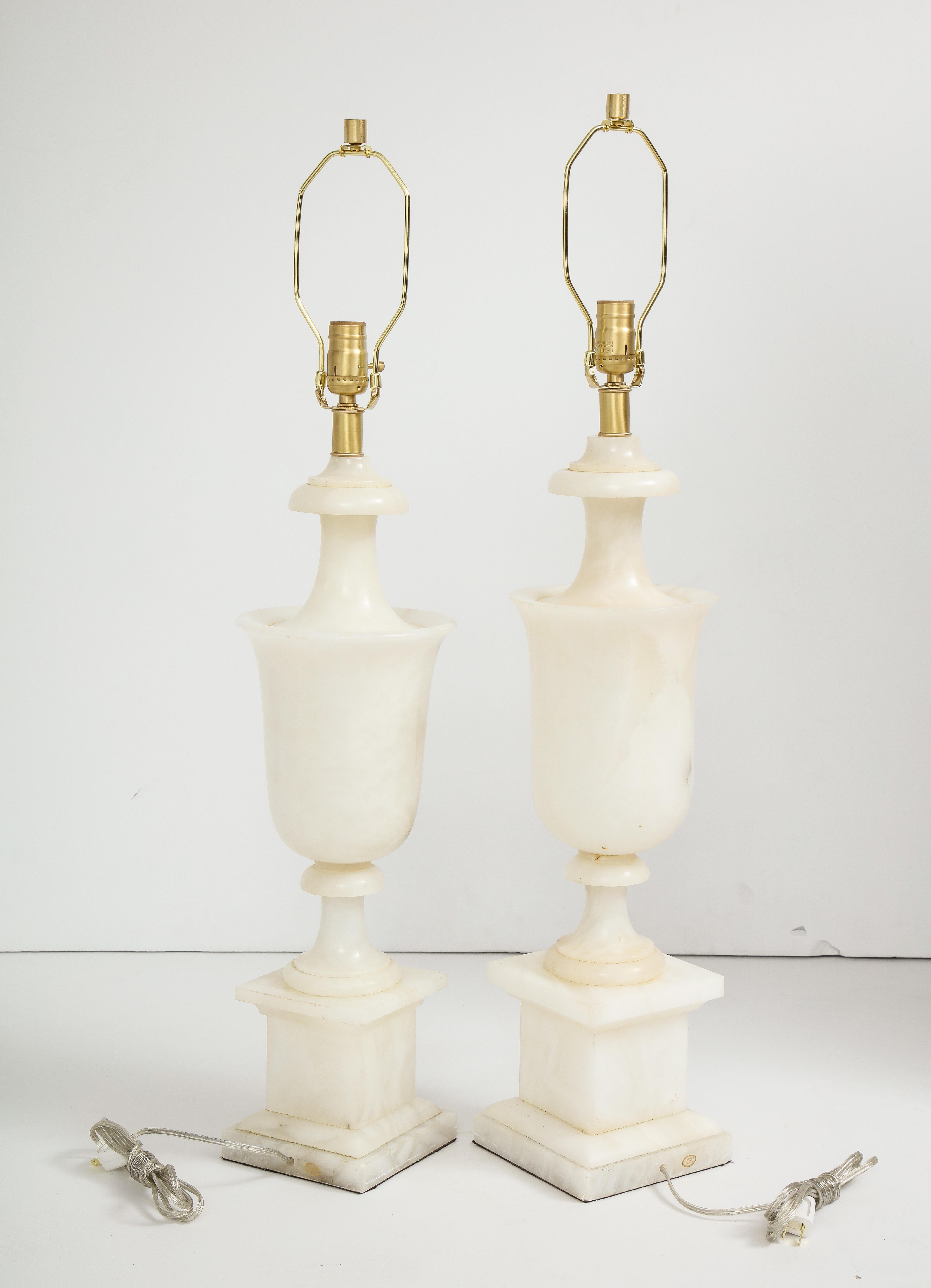 Single Italian Neoclassical Alabaster Lamp In Good Condition For Sale In New York, NY