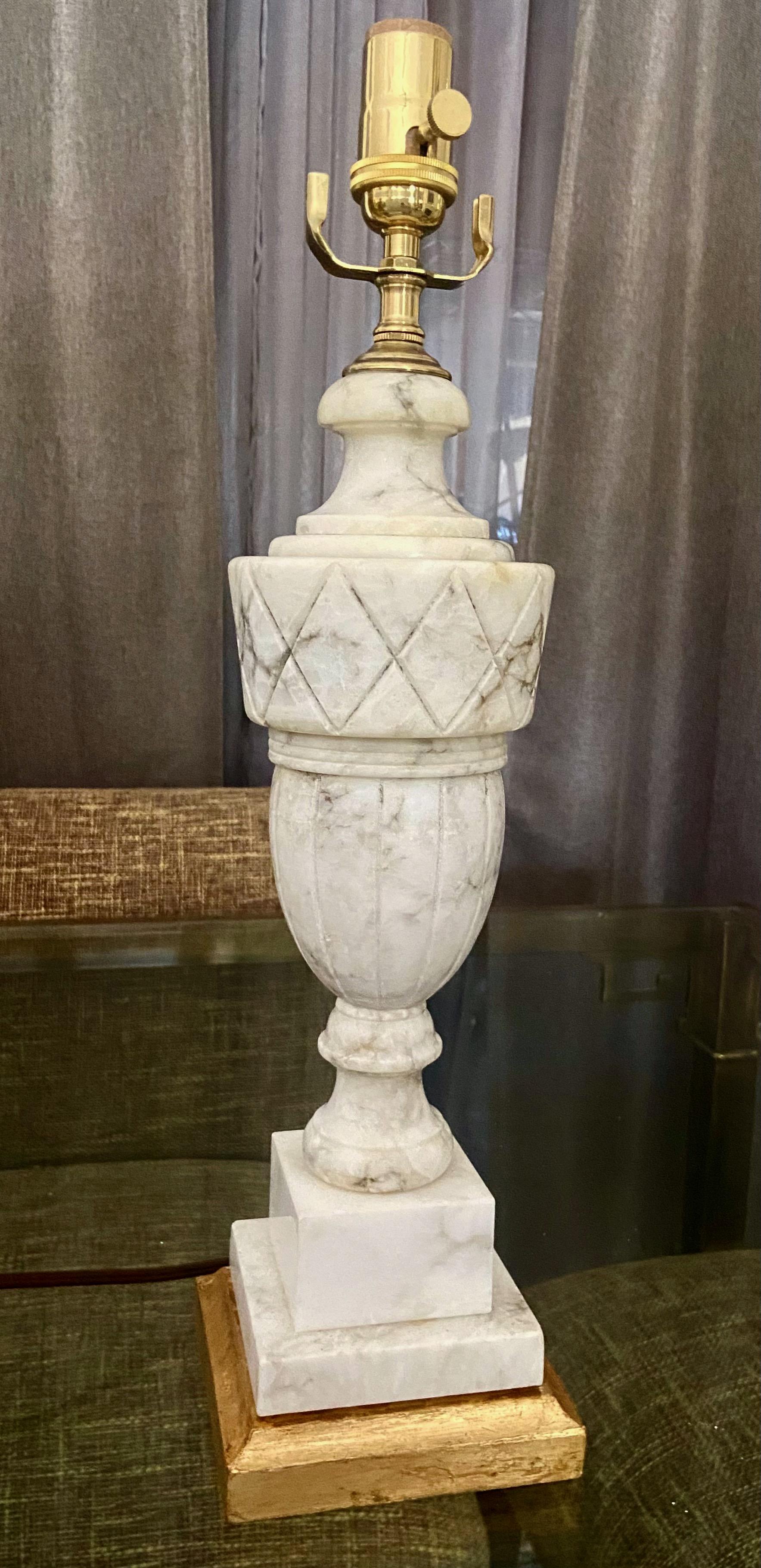 Single Italian Urn Neoclassic Alabaster Table Lamp In Good Condition For Sale In Palm Springs, CA