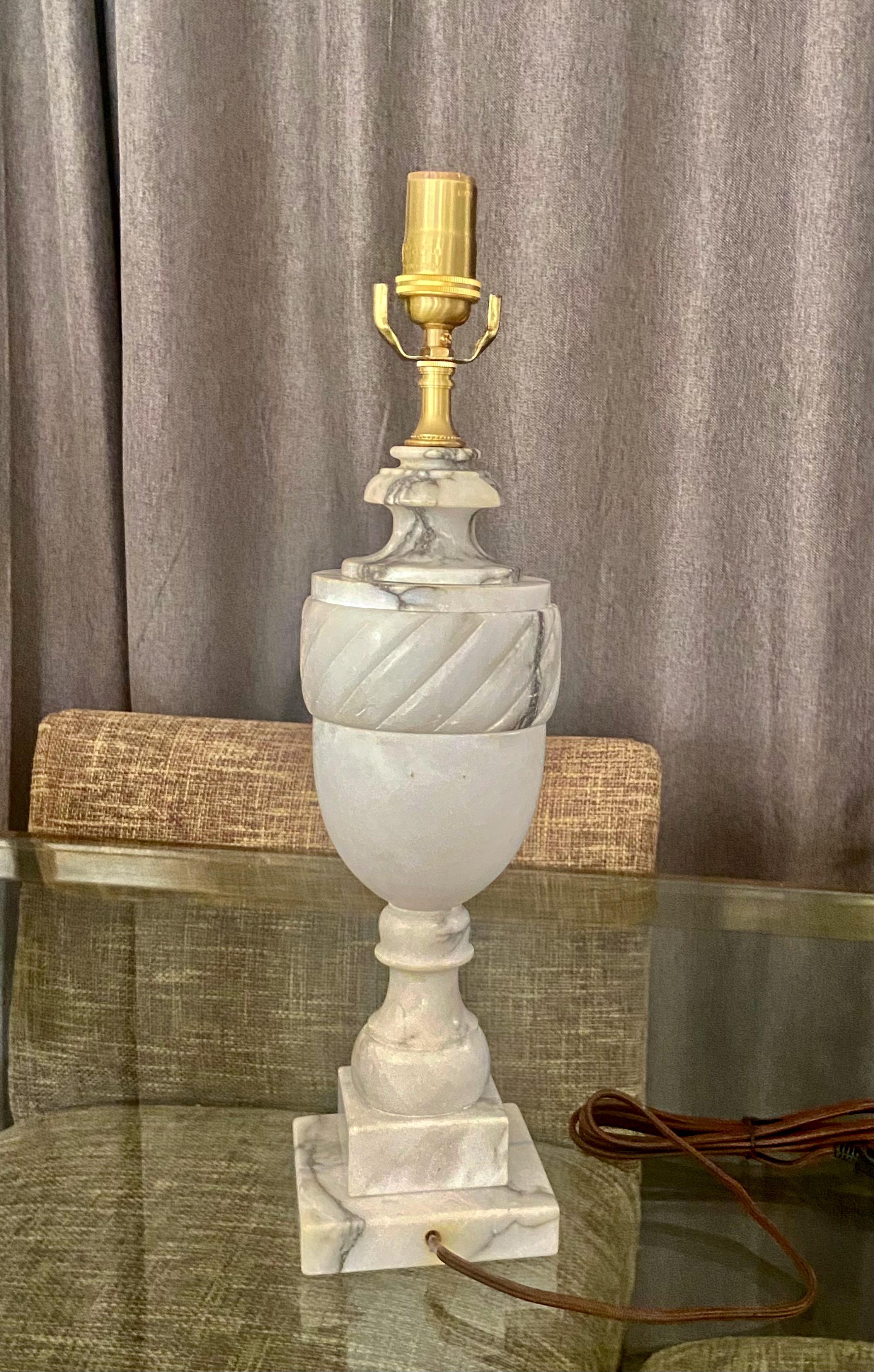 Single Italian Urn Neoclassic Alabaster Table Lamp In Good Condition For Sale In Palm Springs, CA