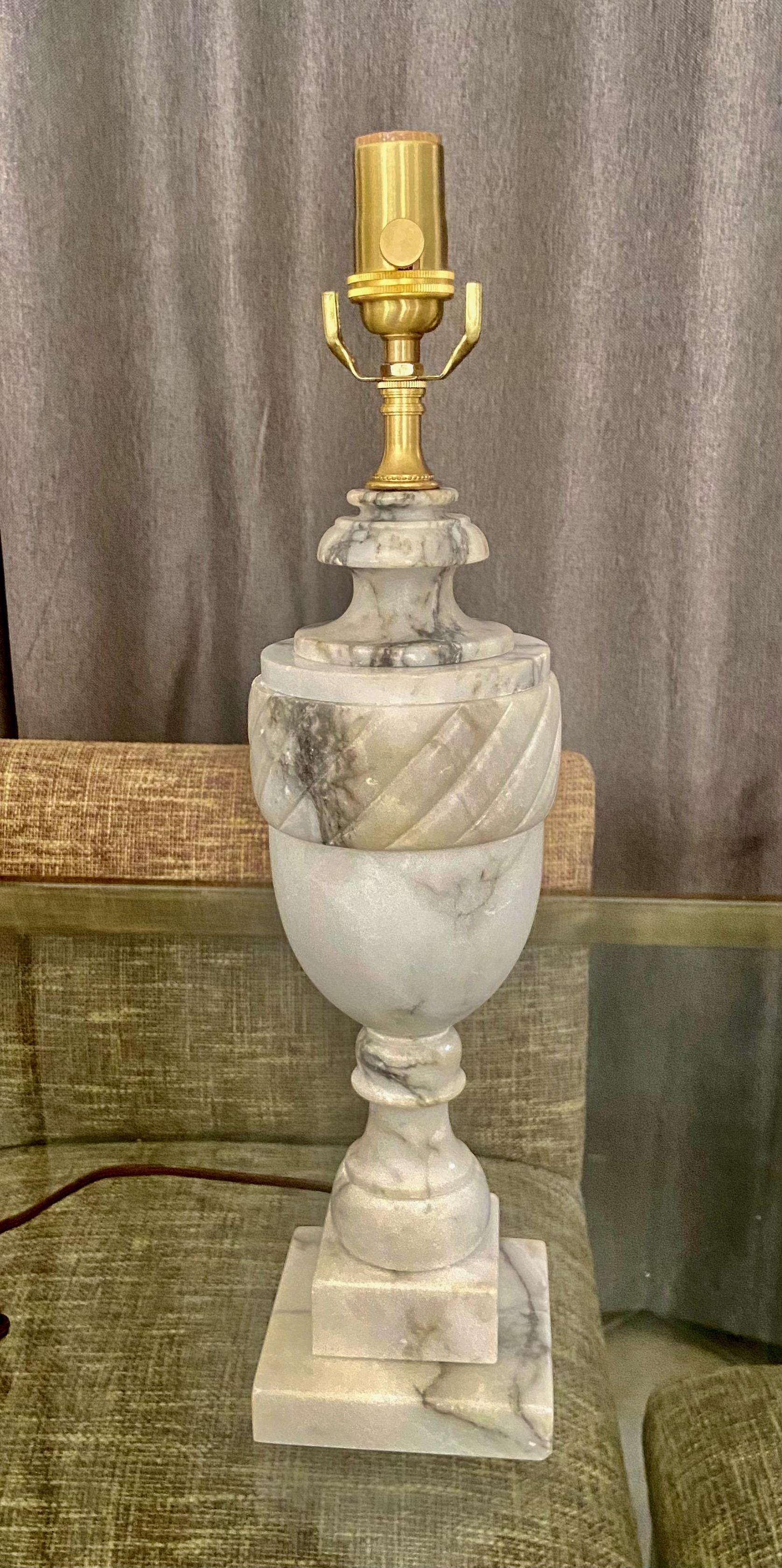 Einzelne italienische Urne, neoklassizistische Alabaster-Tischlampe im Zustand „Gut“ im Angebot in Palm Springs, CA