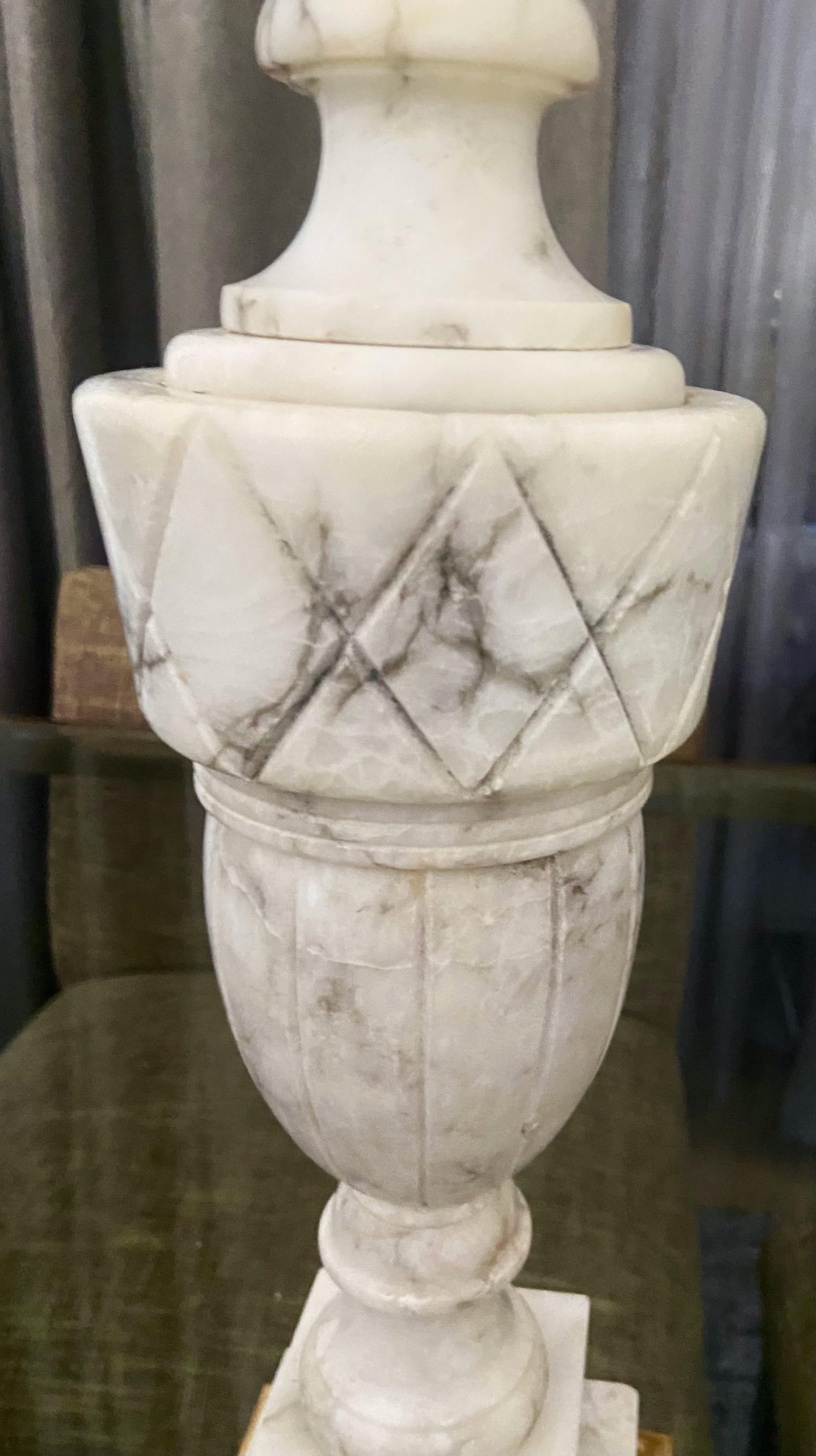 Single Italian Urn Neoclassic Alabaster Table Lamp For Sale 1