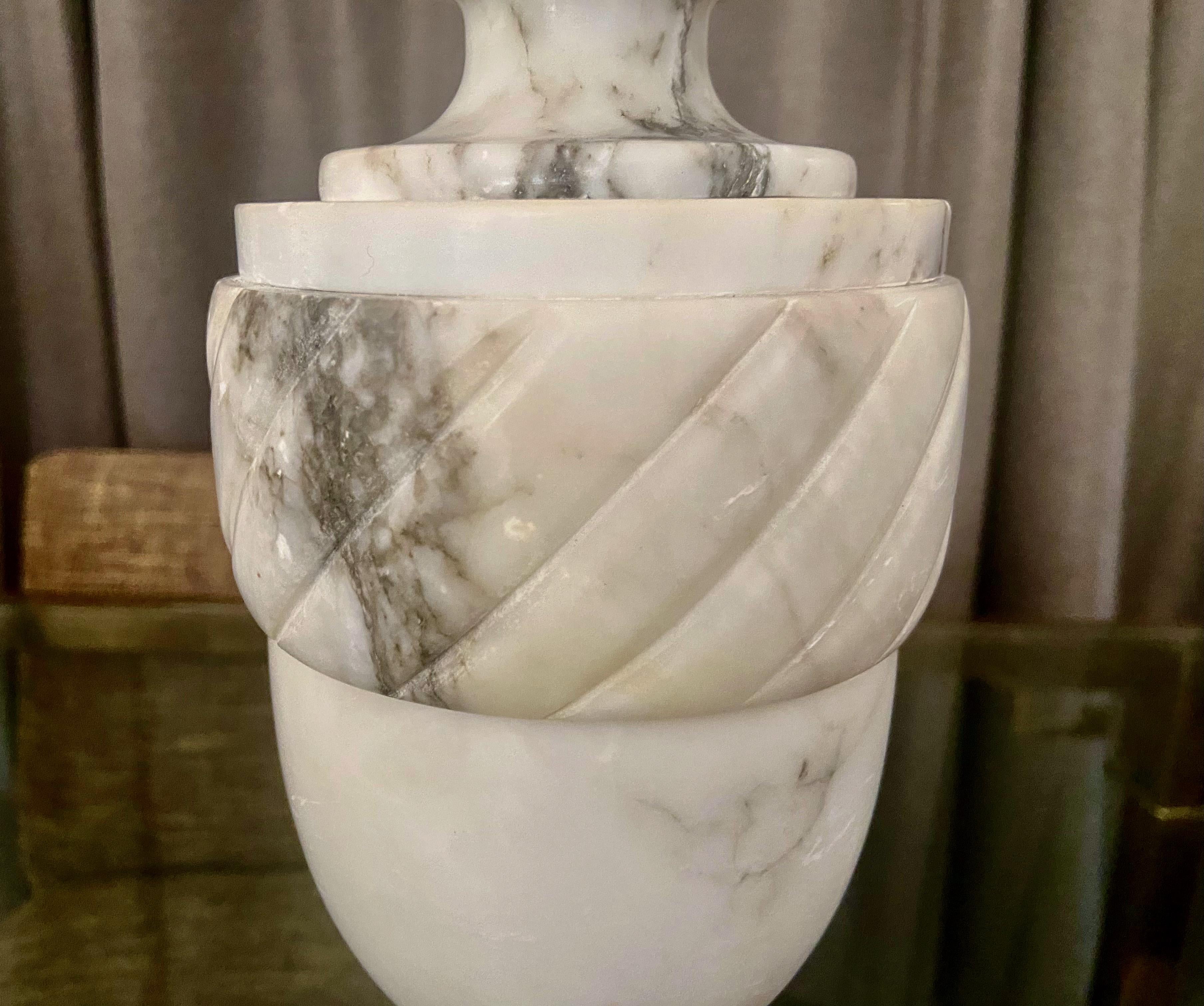 Einzelne italienische Urne, neoklassizistische Alabaster-Tischlampe im Angebot 1