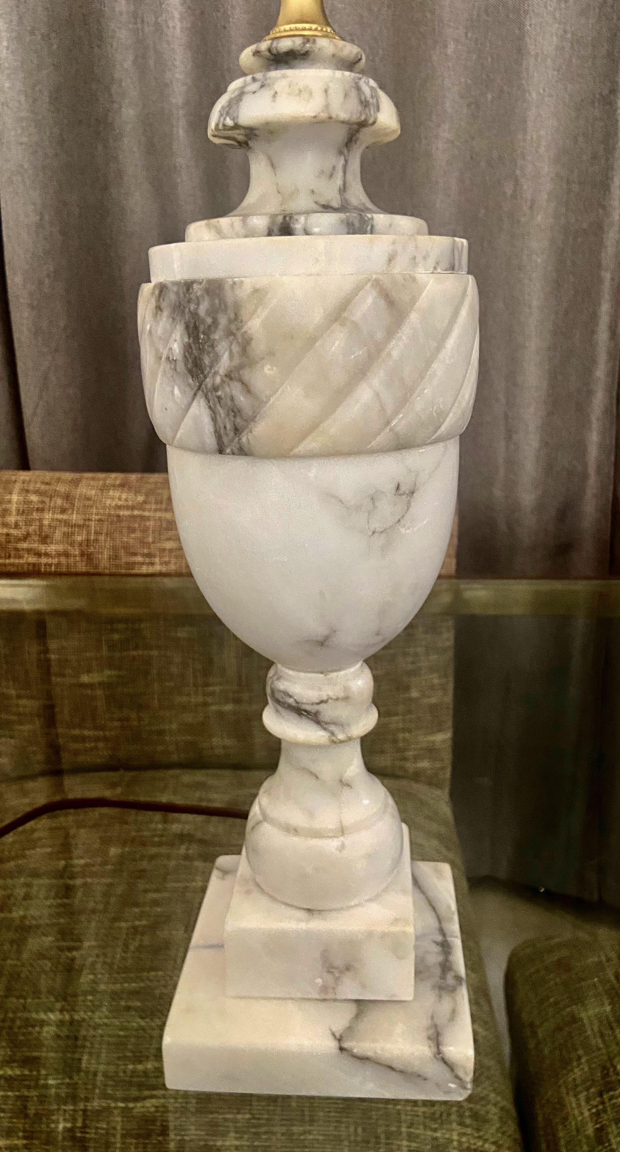 Einzelne italienische Urne, neoklassizistische Alabaster-Tischlampe im Angebot 2