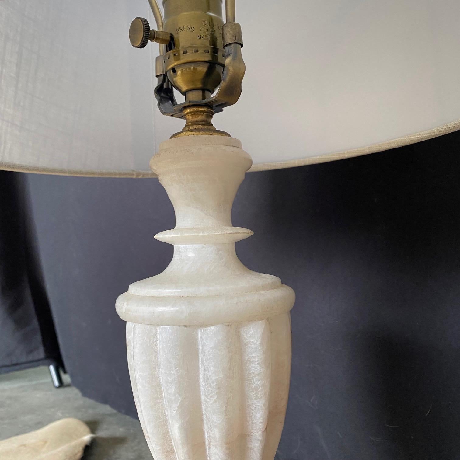 Single Italian Urn Neoclassical Style Alabaster Table Lamp In Good Condition For Sale In Hopewell, NJ