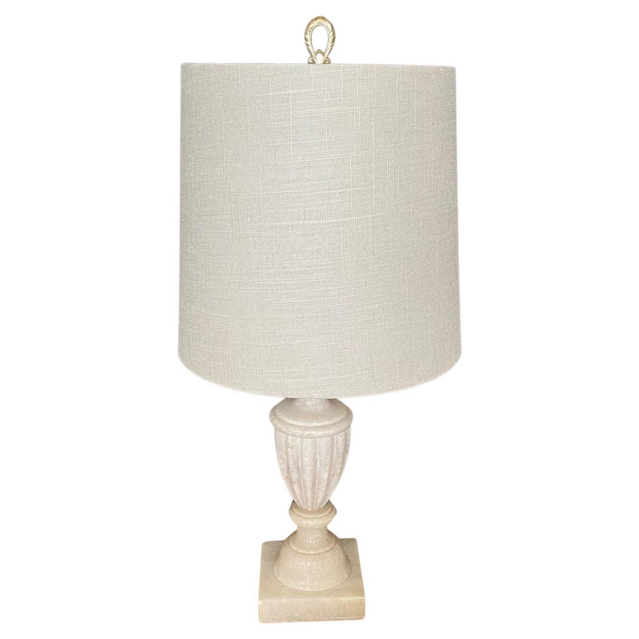 Lampe de table italienne en forme d'urne de style néoclassique en albâtre 