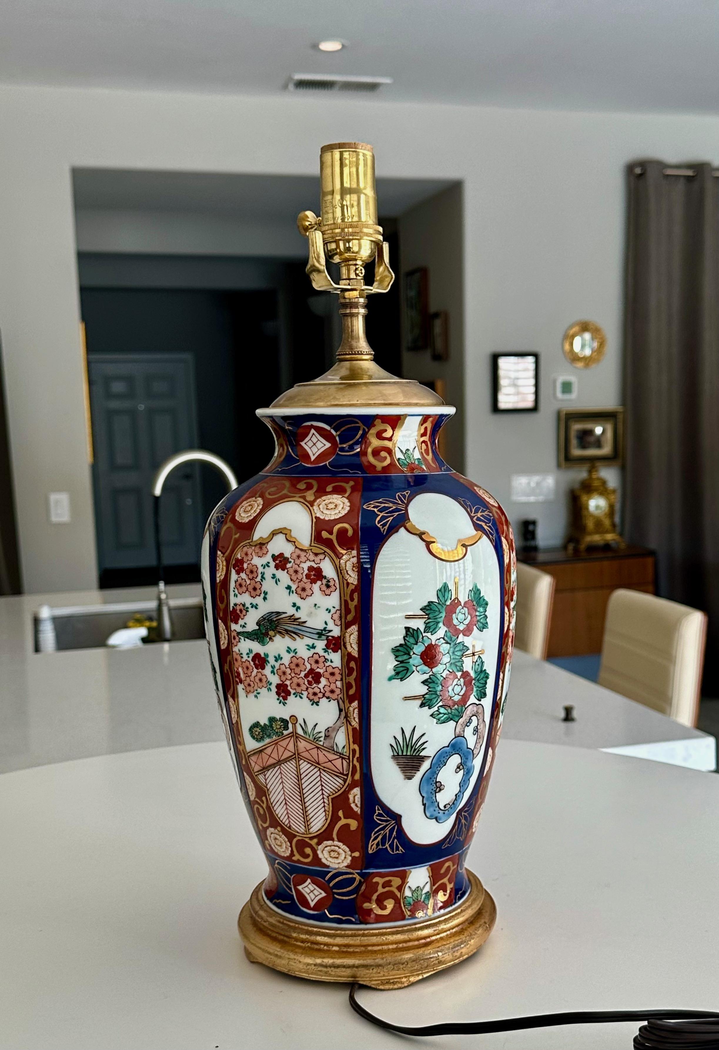 Milieu du XXe siècle Lampe de table japonaise unique en porcelaine Imari Porcelain asiatique en vente