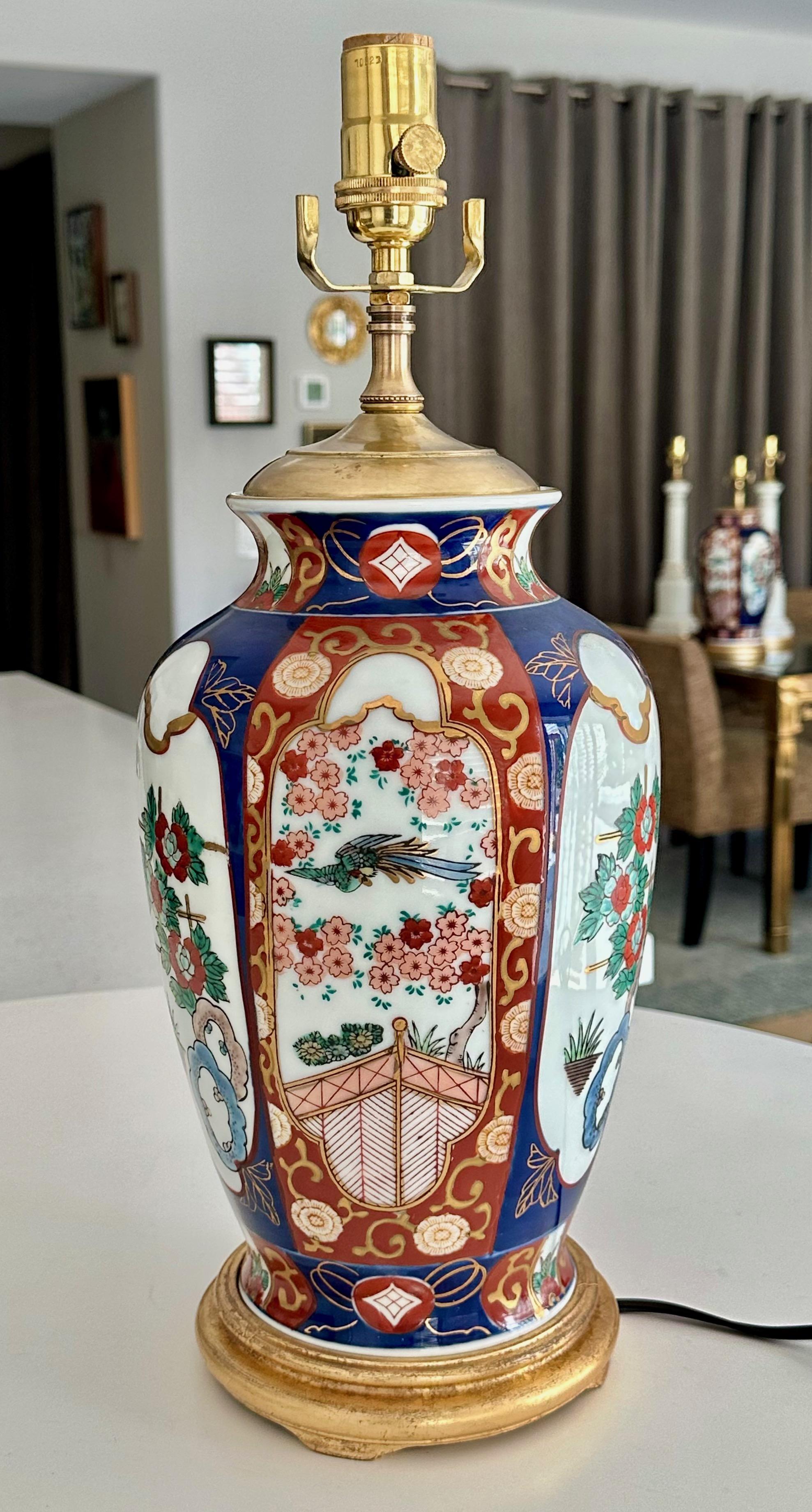 Laiton Lampe de table japonaise unique en porcelaine Imari Porcelain asiatique en vente