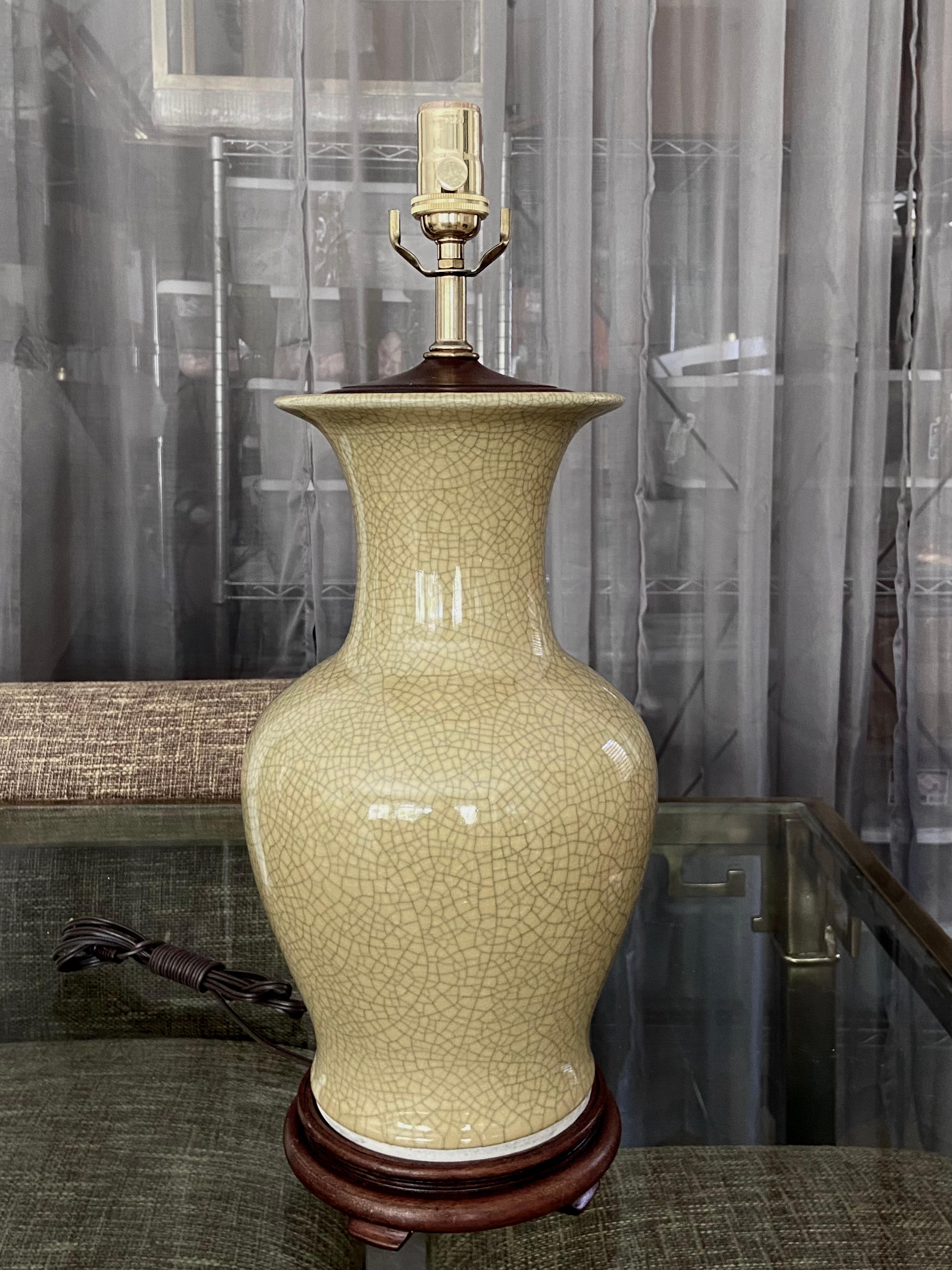 Single Japanese Asian Yellow Crackle Porcelain Table Lamp In Good Condition For Sale In Palm Springs, CA