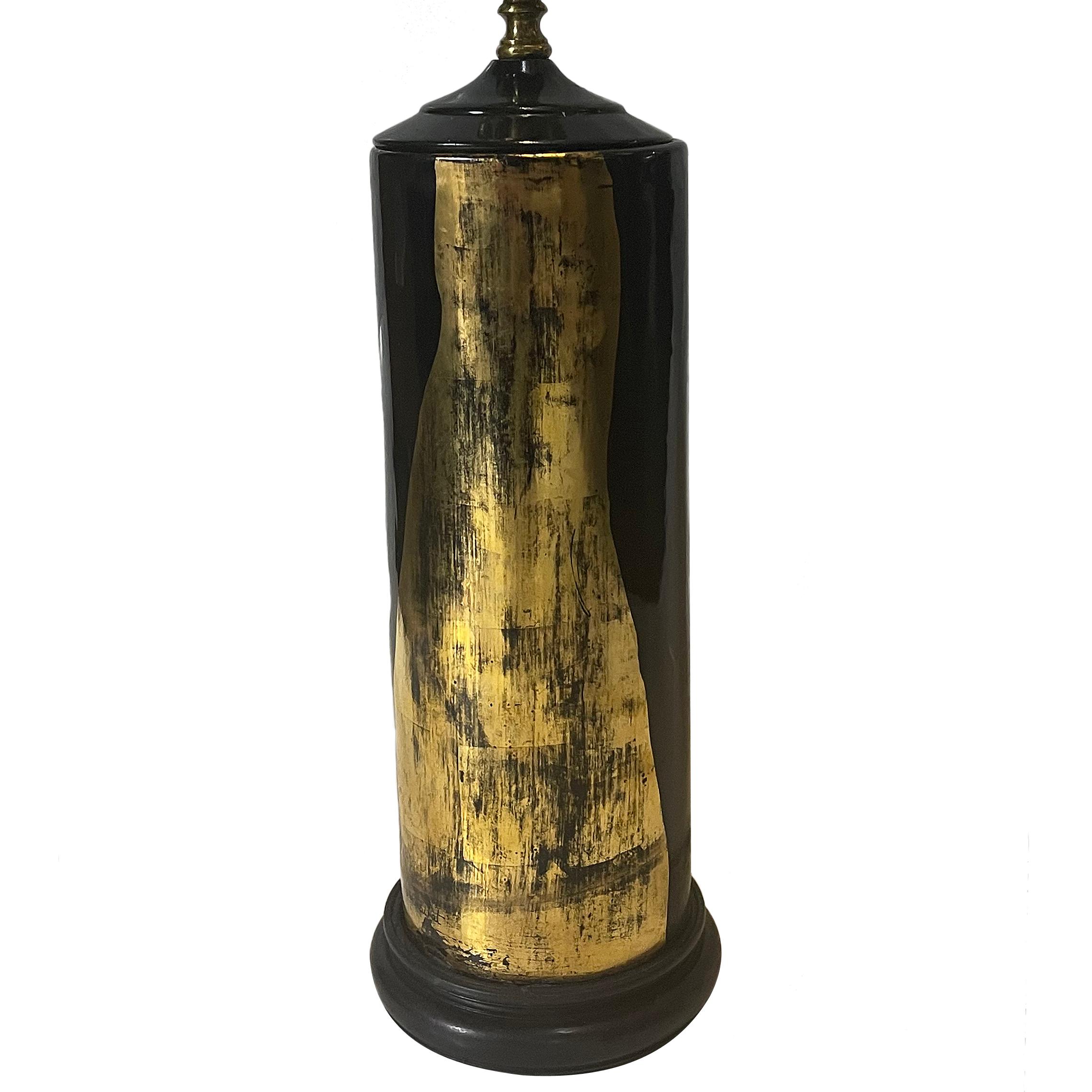 A circa 1950s Italian lacquered wood table lamp with gilt detail.

Measurements:
Height 14.75