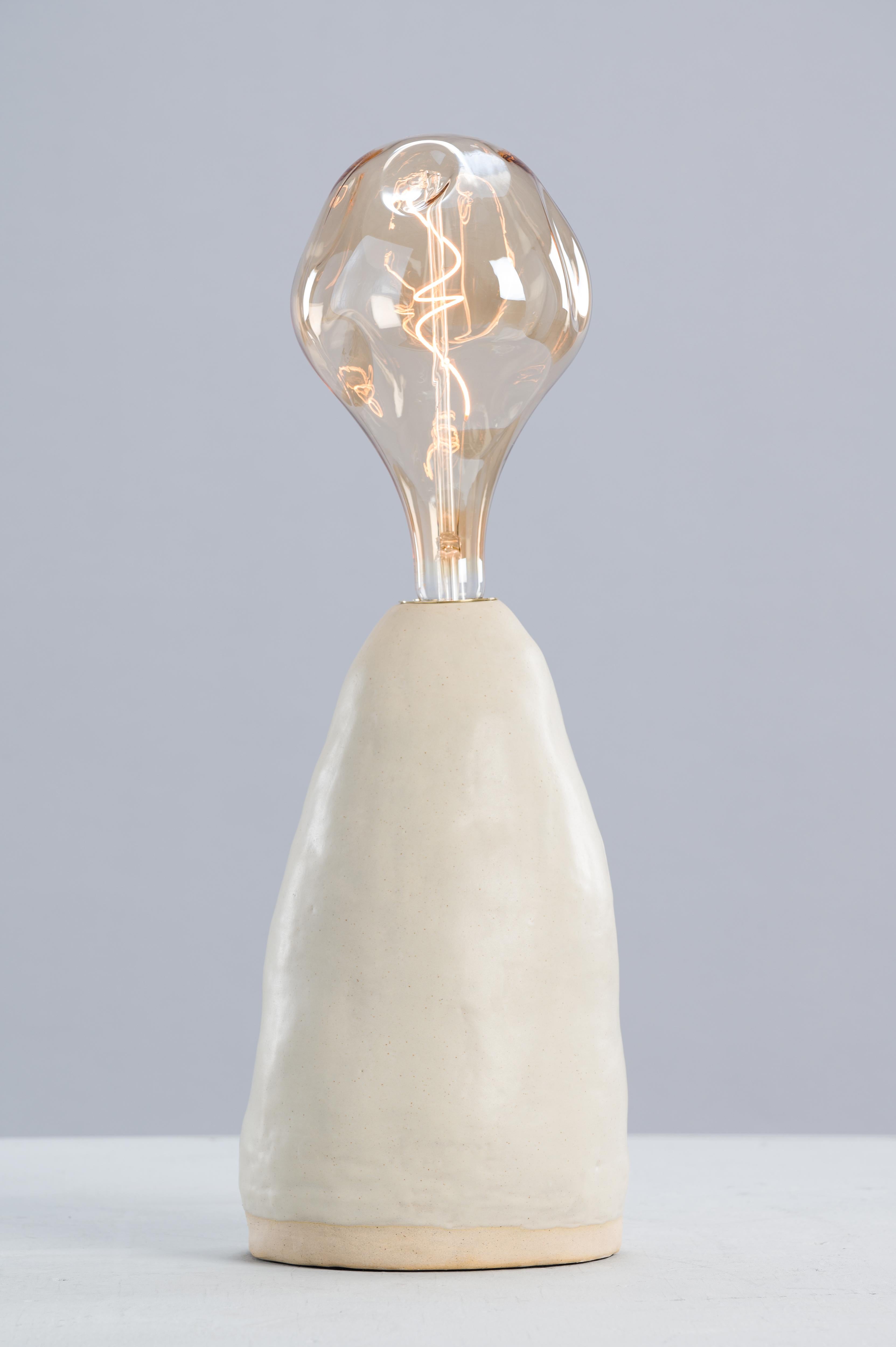 Lampe simple de Sophie Rogers
Dimensions : D 20 x H 35 (base seule) / 72 (avec ampoule) cm
MATERIAL : grès blanc, émail crème mat, laiton vieilli
Spécifications de l'ampoule : 6W, E27, 340 Lumens, dimmable
Grès noir et émail noir également