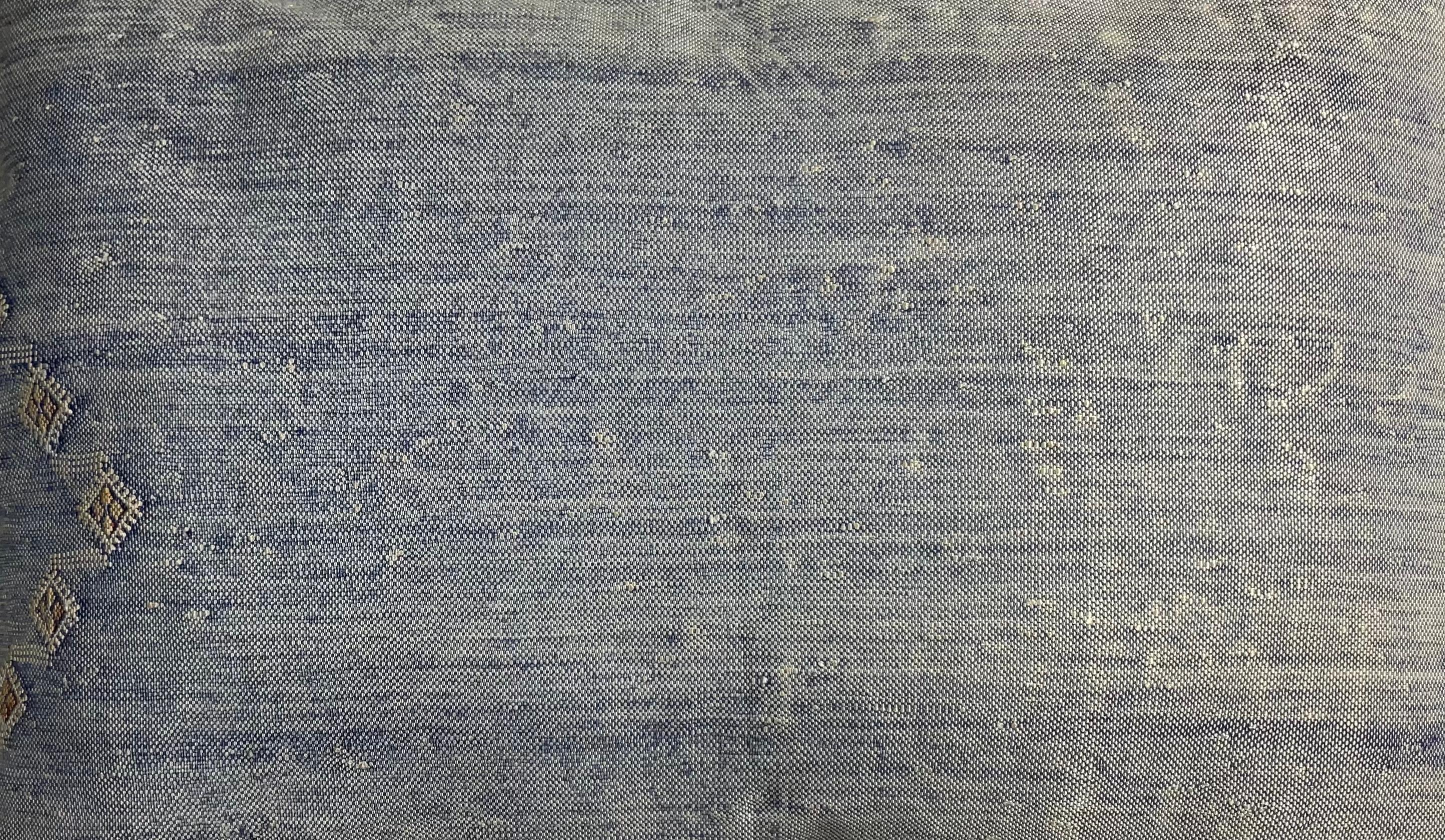 Schönes Kissen aus flachgewebtem Teppichfragment, helle indigoblaue Farbe mit geometrischen Motiven, Einlage in frischer Qualität, Rückseite aus Seide.