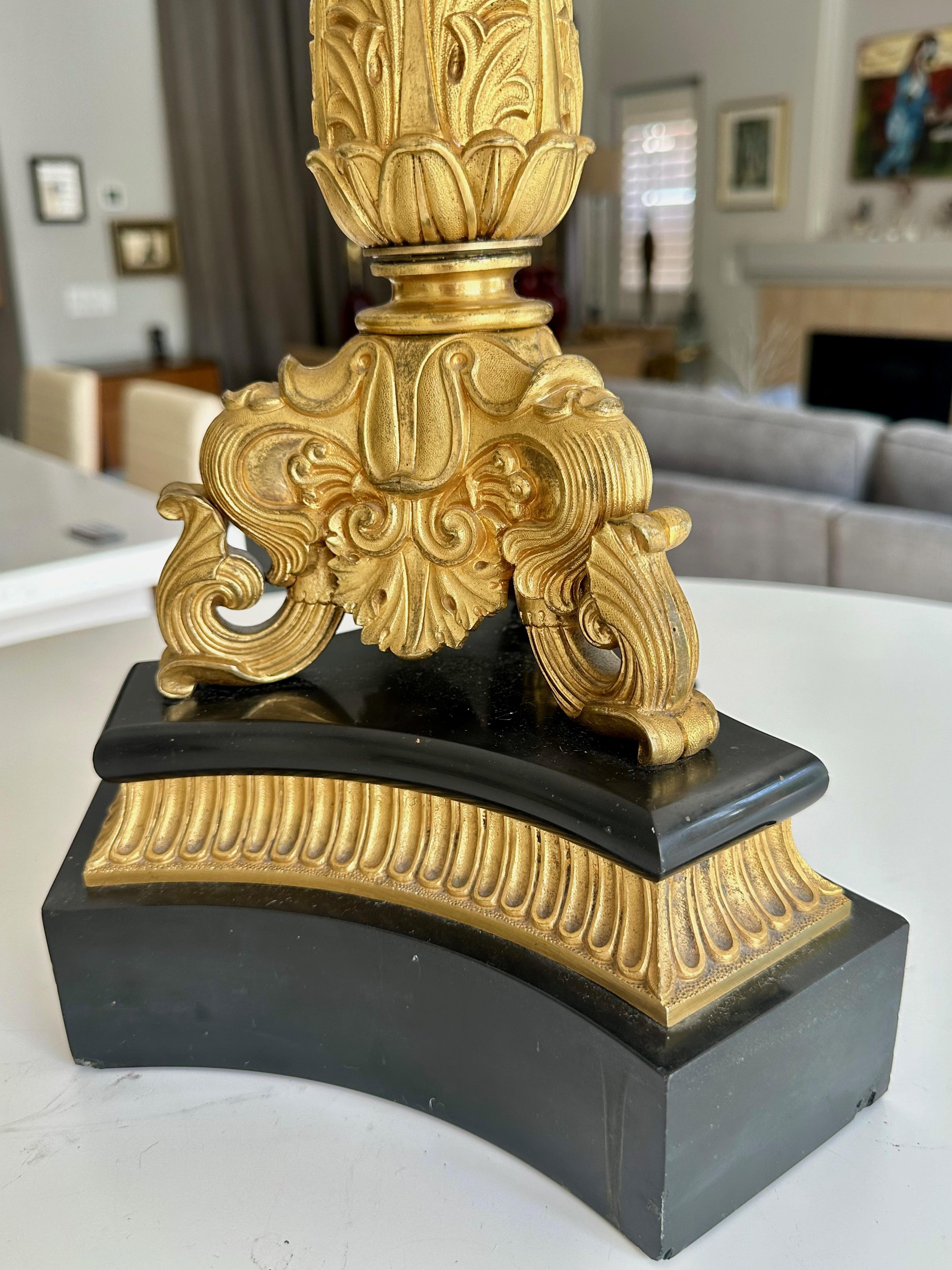 Candelabro singolo grande in bronzo dorato francese da restauro in vendita 4
