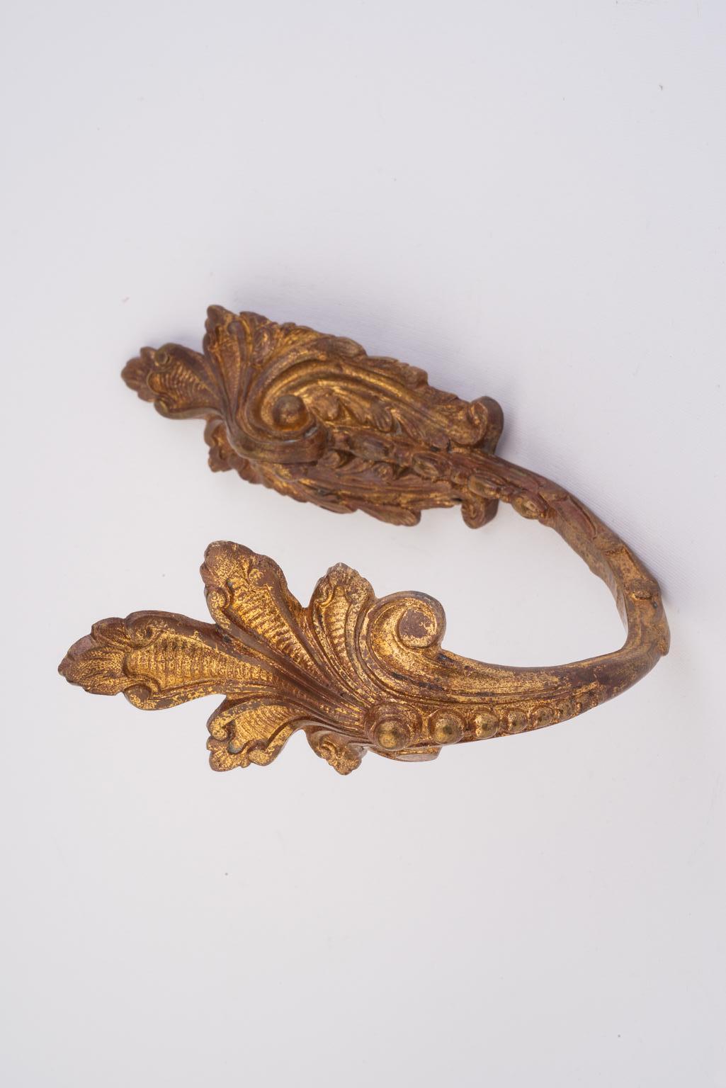 Elegante einzelne Bronze (vergoldet mit galvanischem Verfahren) große Krawatte zurück für einen großen Vorhang, auf einer Seite gesammelt, oder für Gürtel oder Schal.


ref. O/4740-8.