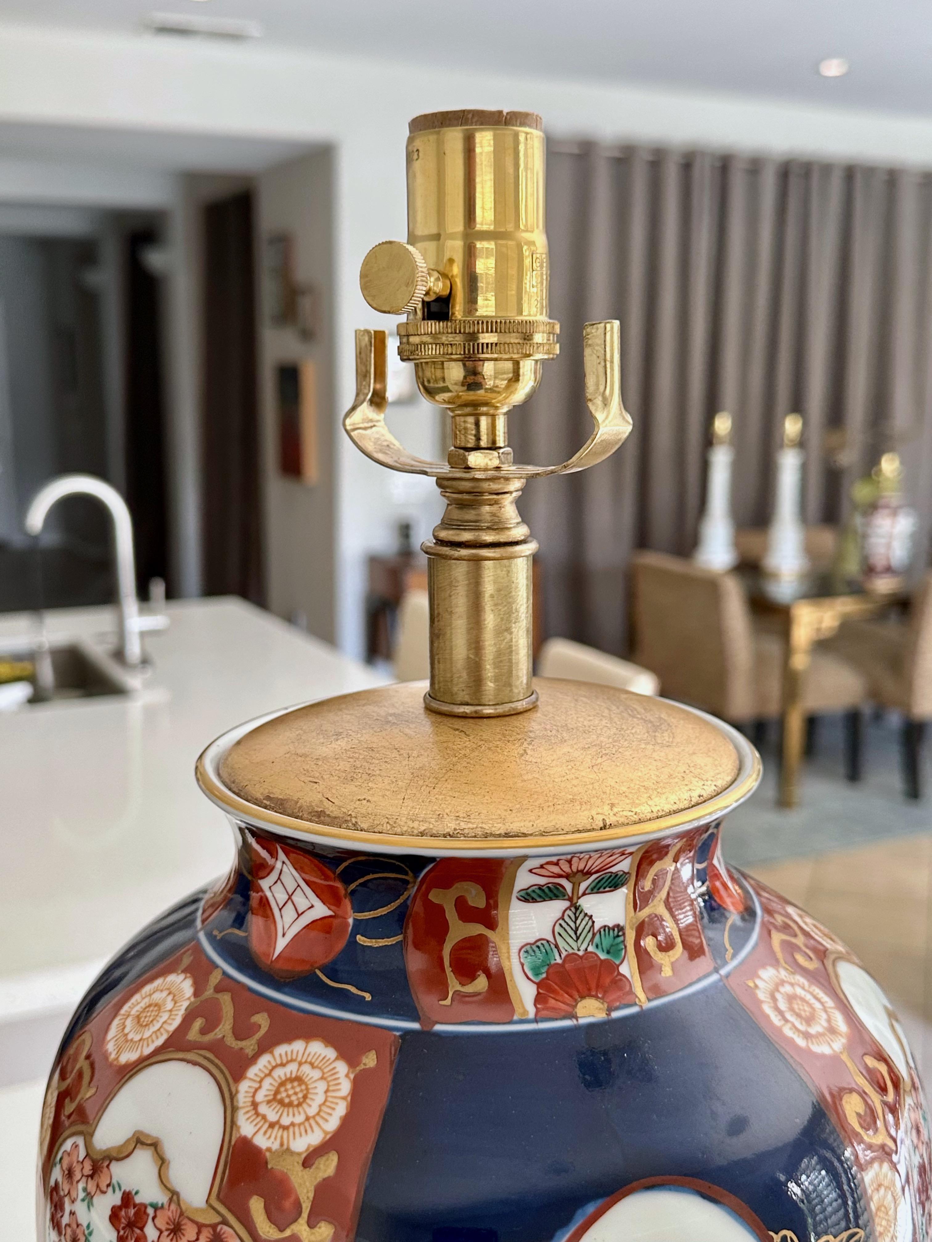 Einzelne große japanische asiatische Imari Porcelain Tischlampe im Angebot 4