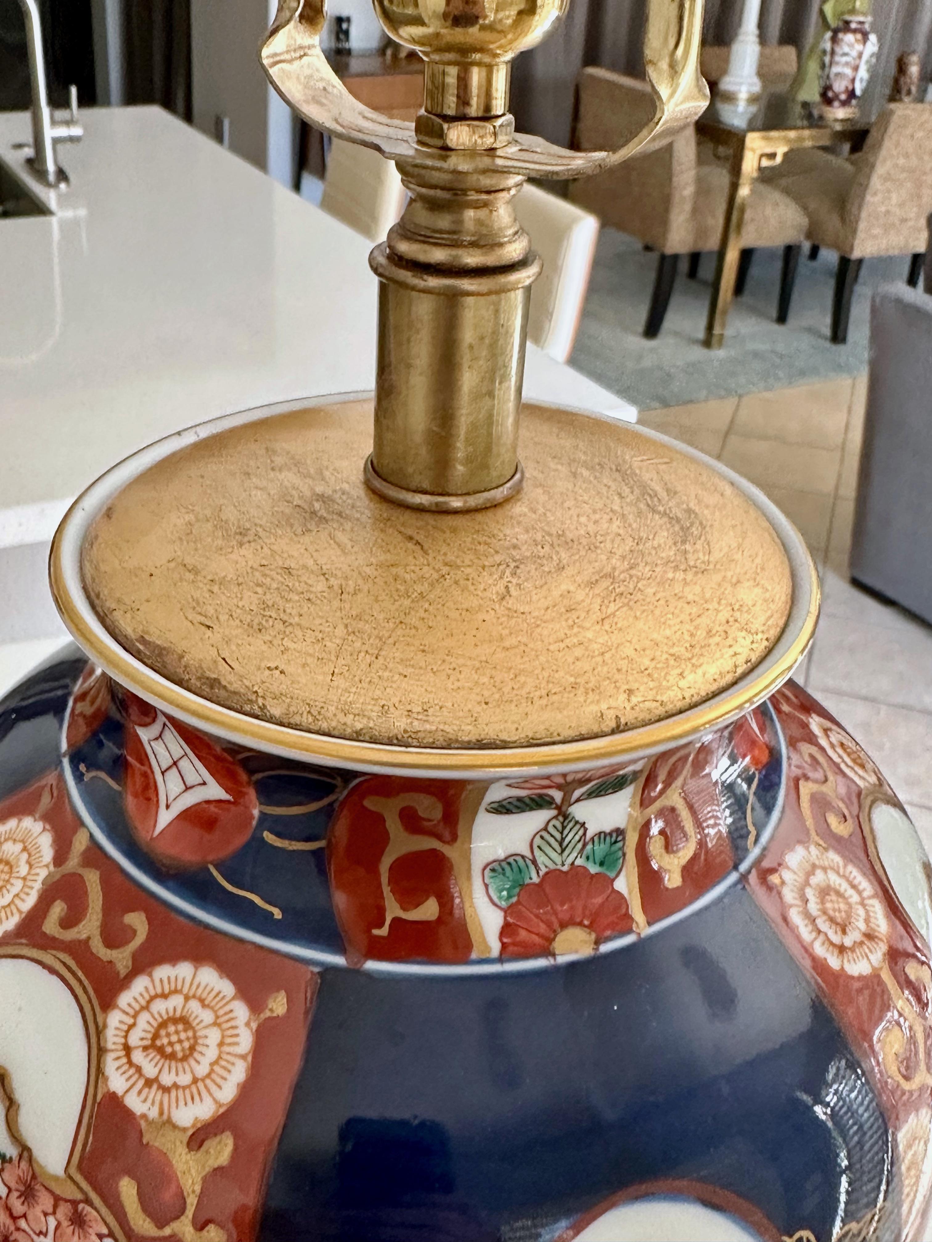 Einzelne große japanische asiatische Imari Porcelain Tischlampe im Angebot 5