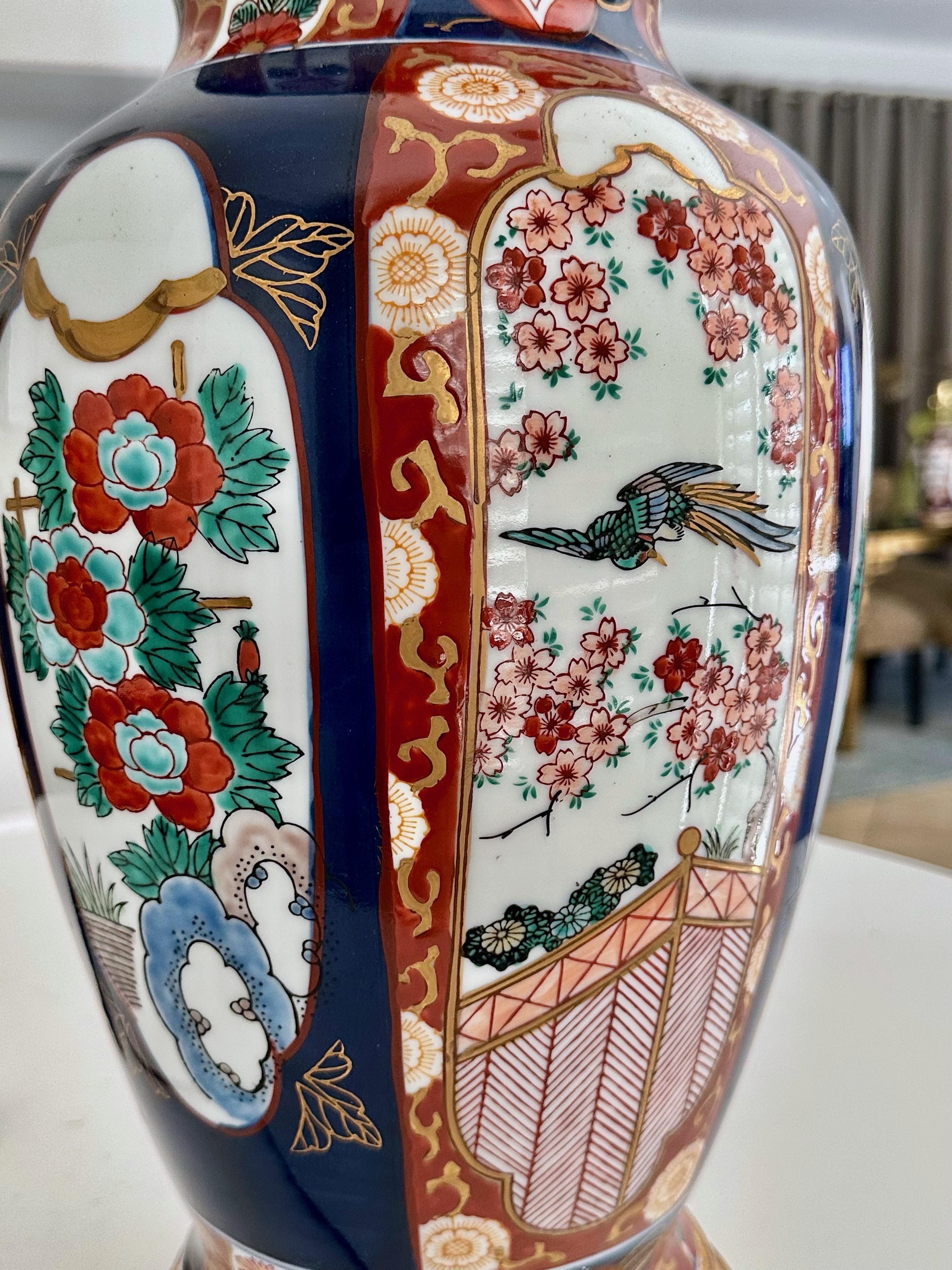 Einzelne große japanische asiatische Imari Porcelain Tischlampe im Angebot 7
