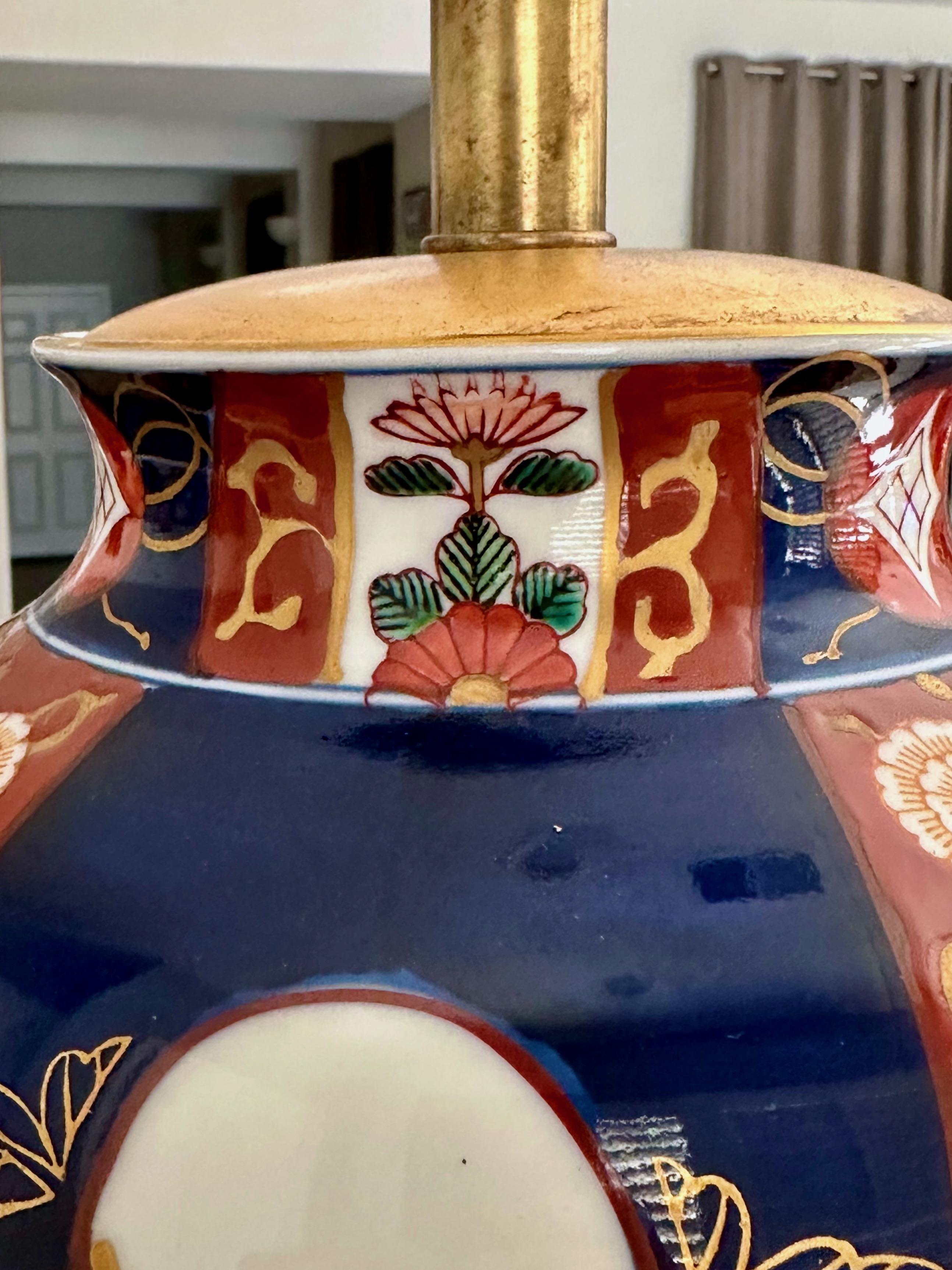 Einzelne große japanische asiatische Imari Porcelain Tischlampe im Angebot 8