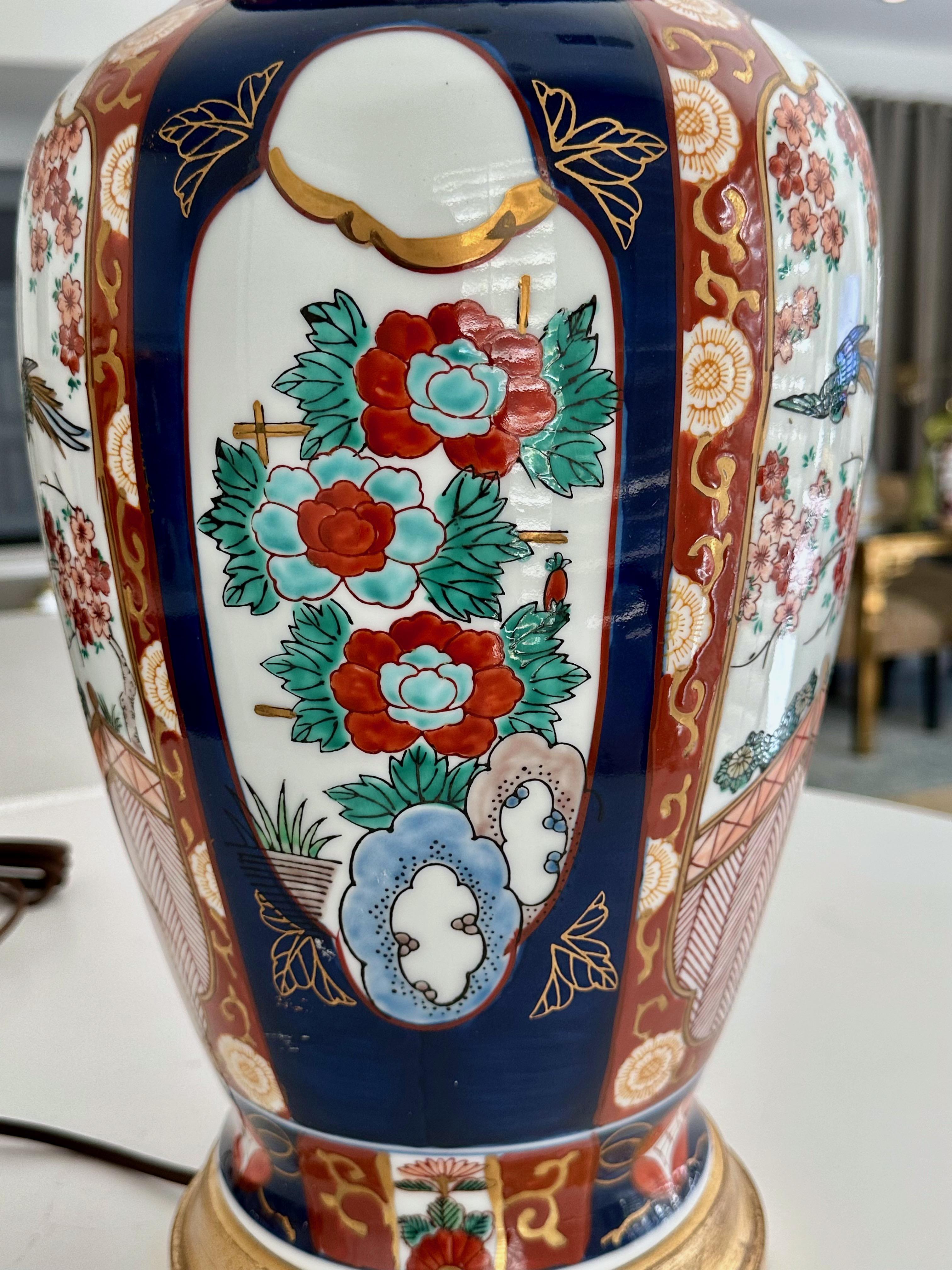 Einzelne große japanische asiatische Imari Porcelain Tischlampe im Angebot 9