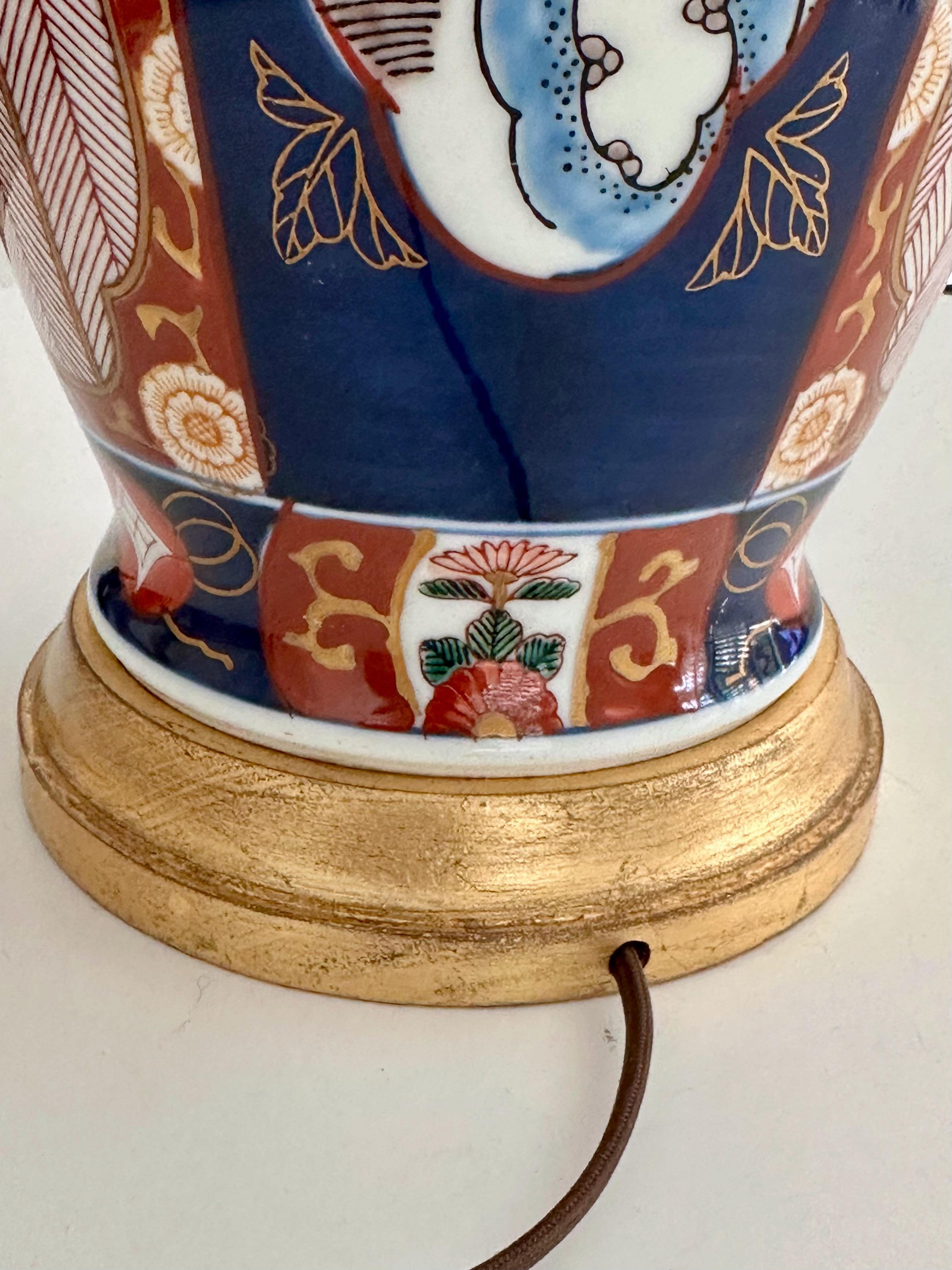 Einzelne große japanische asiatische Imari Porcelain Tischlampe im Angebot 12