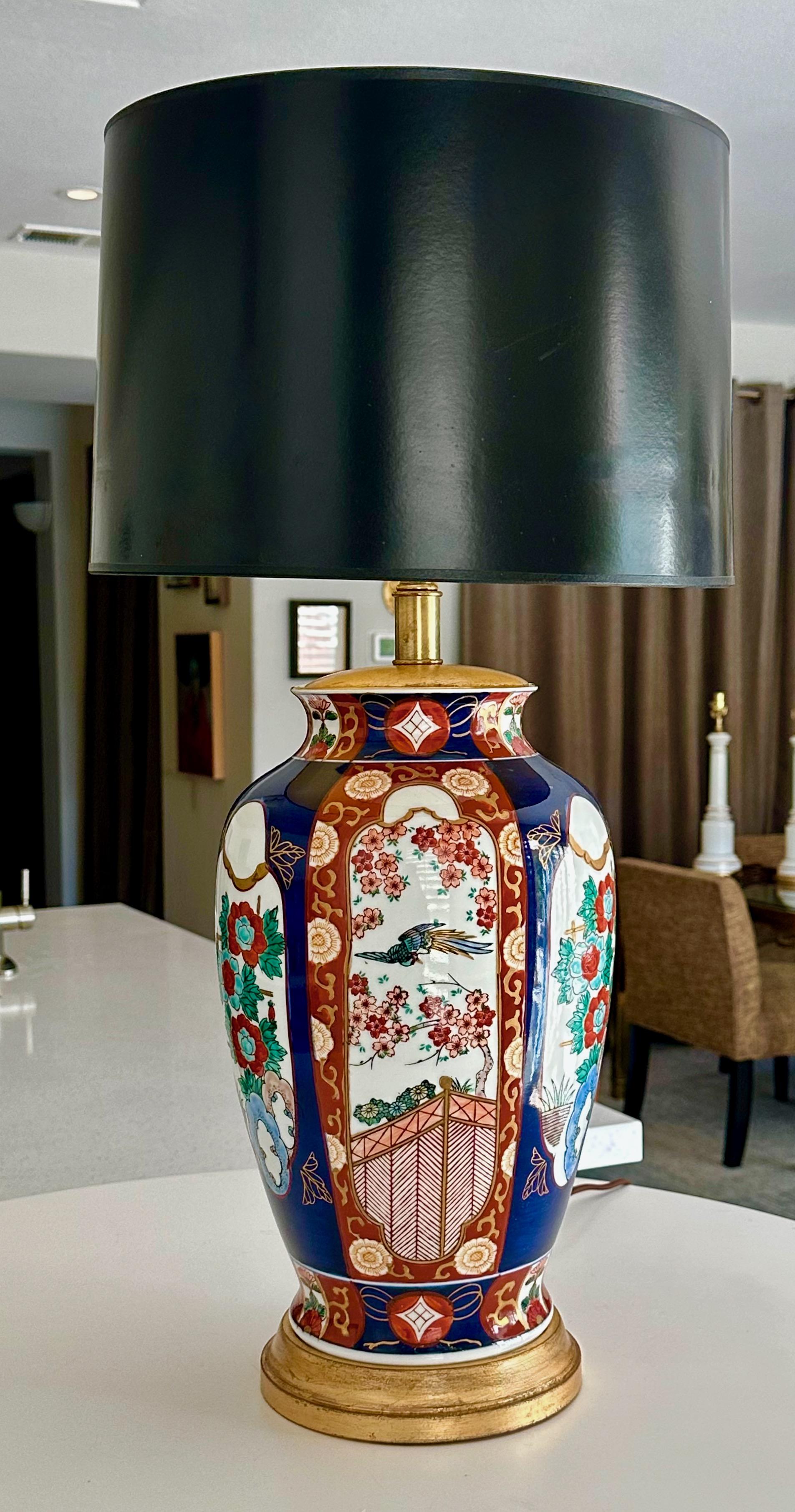 Einzelne große japanische asiatische Imari Porcelain Tischlampe im Angebot 13