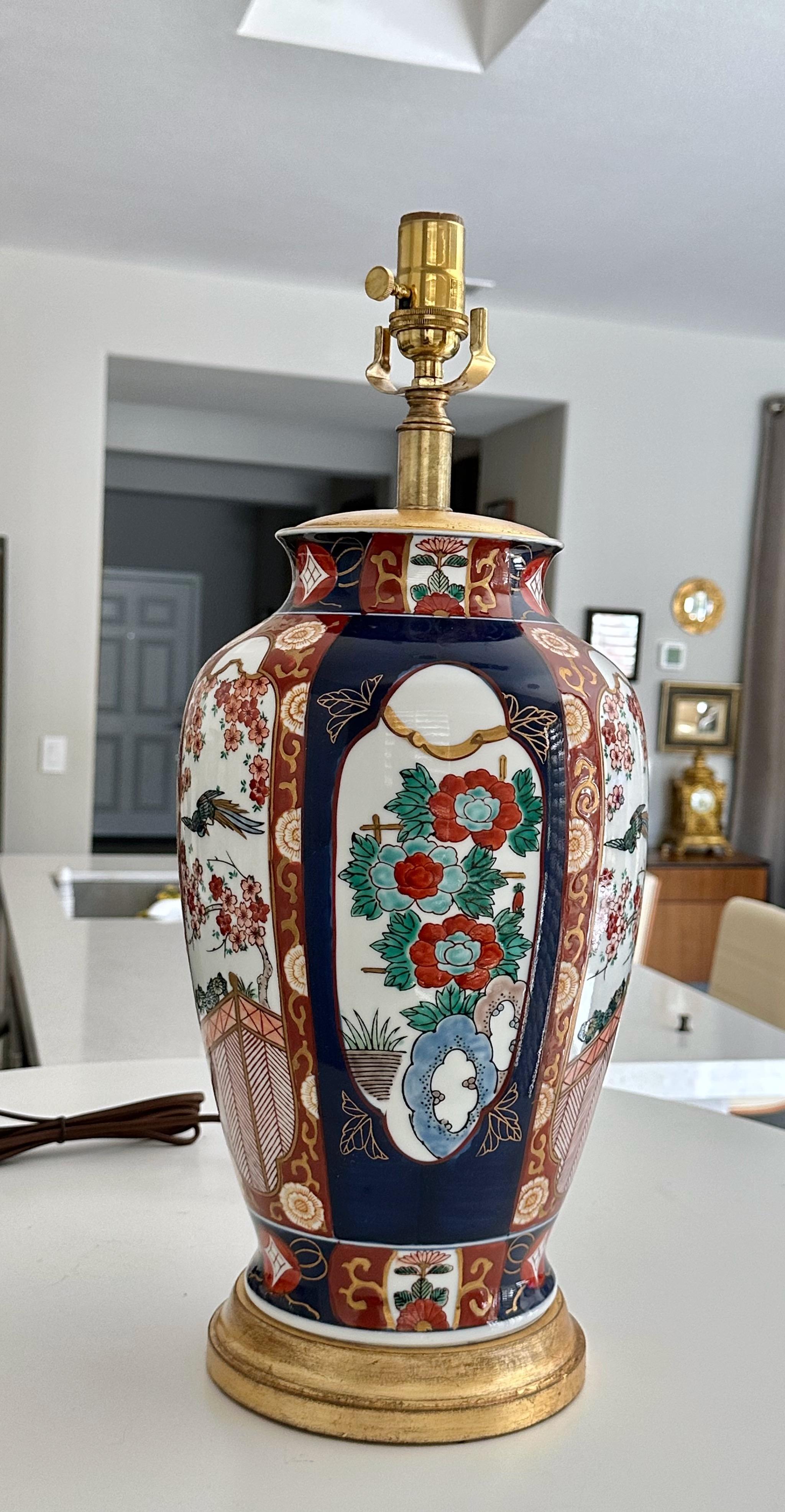 Einzelne große japanische asiatische Imari Porcelain Tischlampe (Japanisch) im Angebot