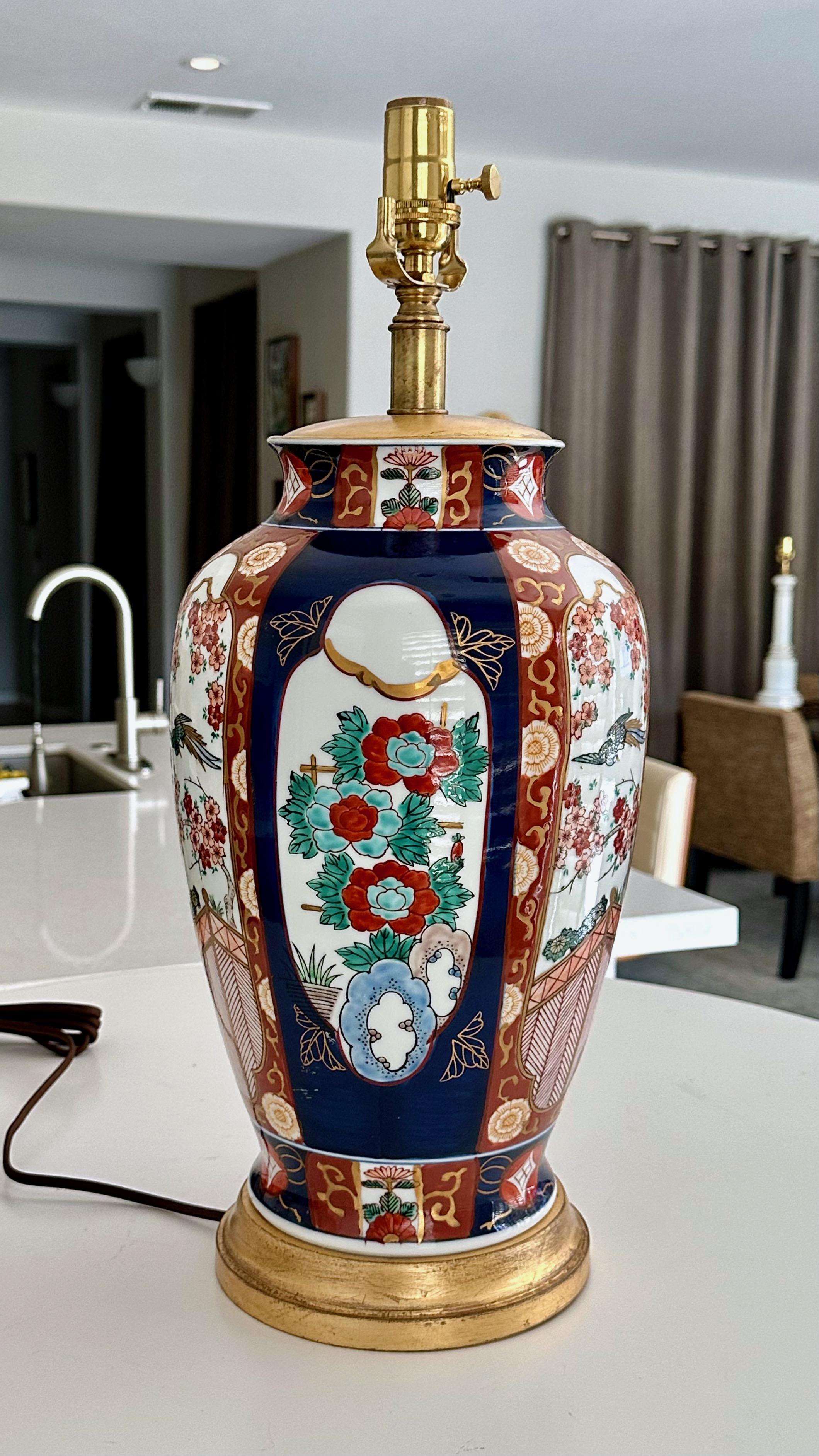 Einzelne große japanische asiatische Imari Porcelain Tischlampe im Zustand „Gut“ im Angebot in Palm Springs, CA