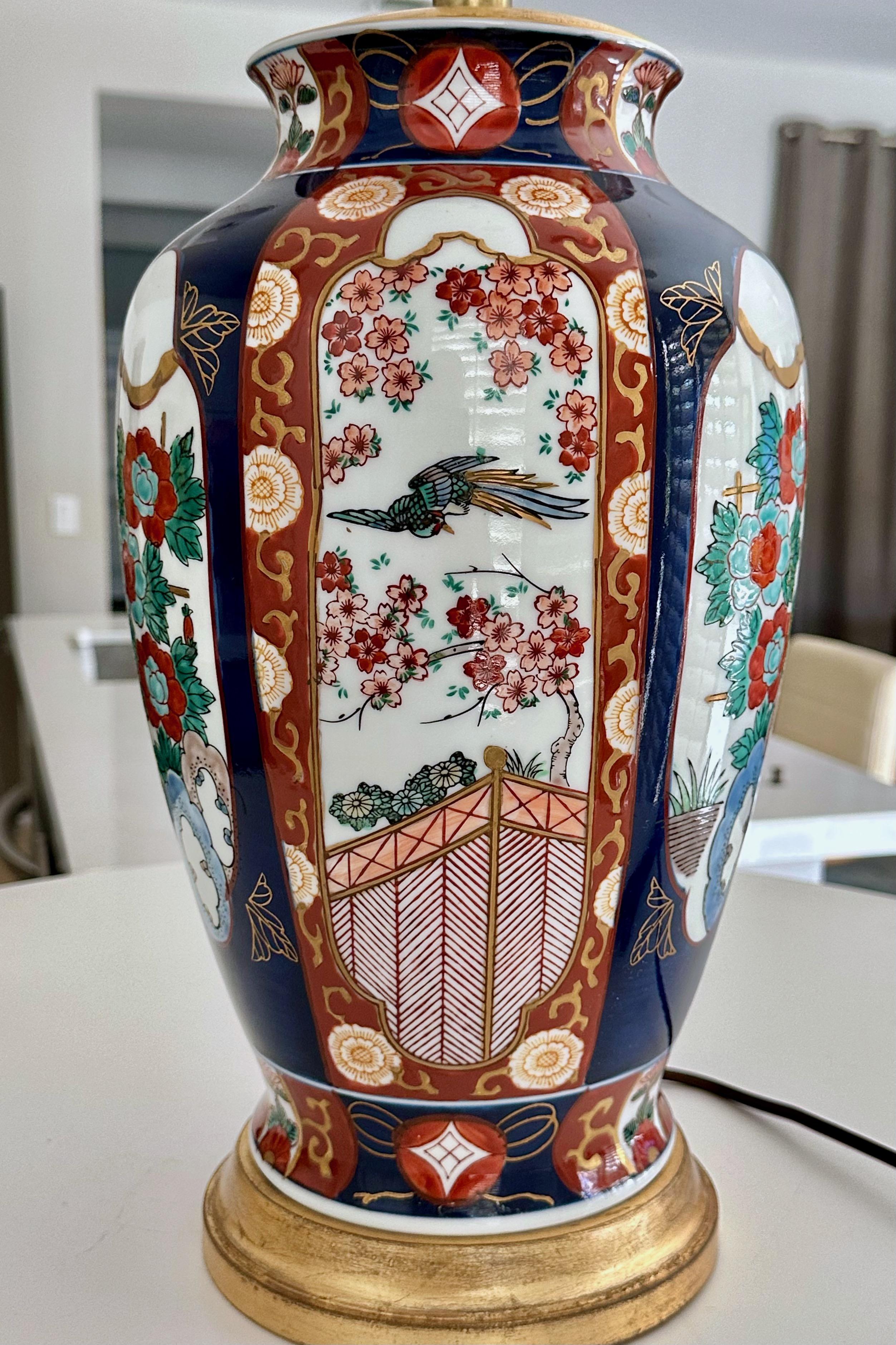 Einzelne große japanische asiatische Imari Porcelain Tischlampe (Mitte des 20. Jahrhunderts) im Angebot