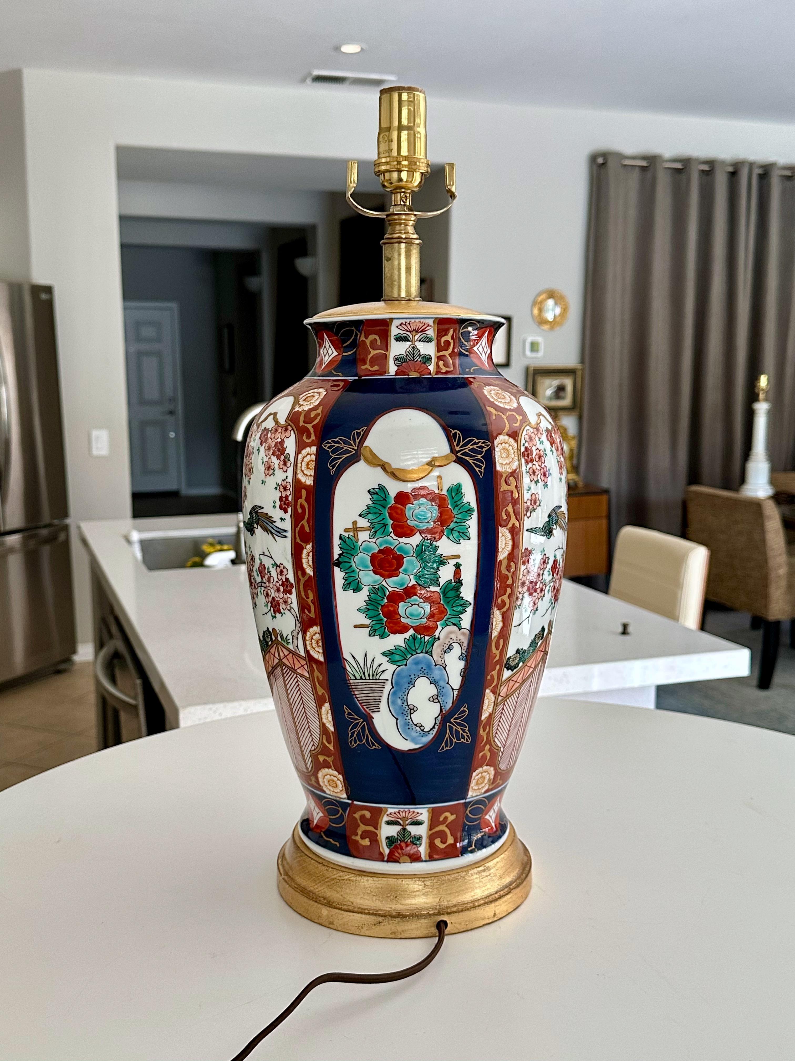 Einzelne große japanische asiatische Imari Porcelain Tischlampe (Messing) im Angebot