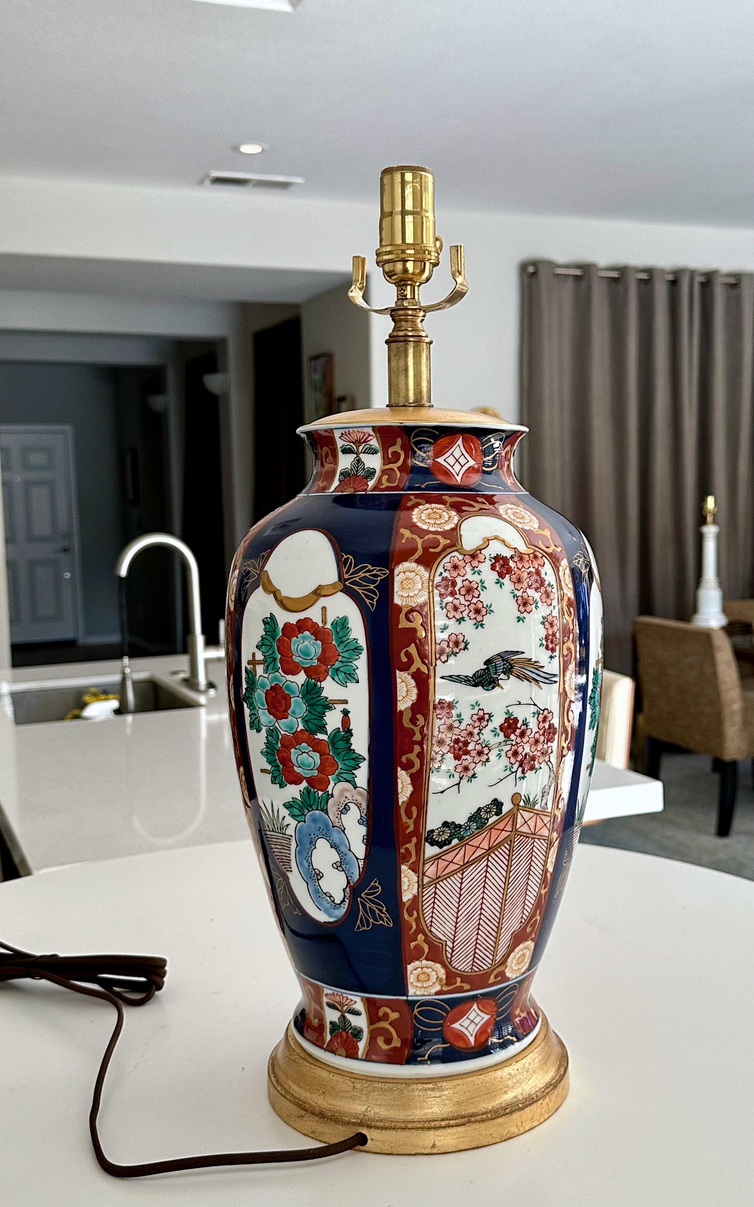 Einzelne große japanische asiatische Imari Porcelain Tischlampe im Angebot 1