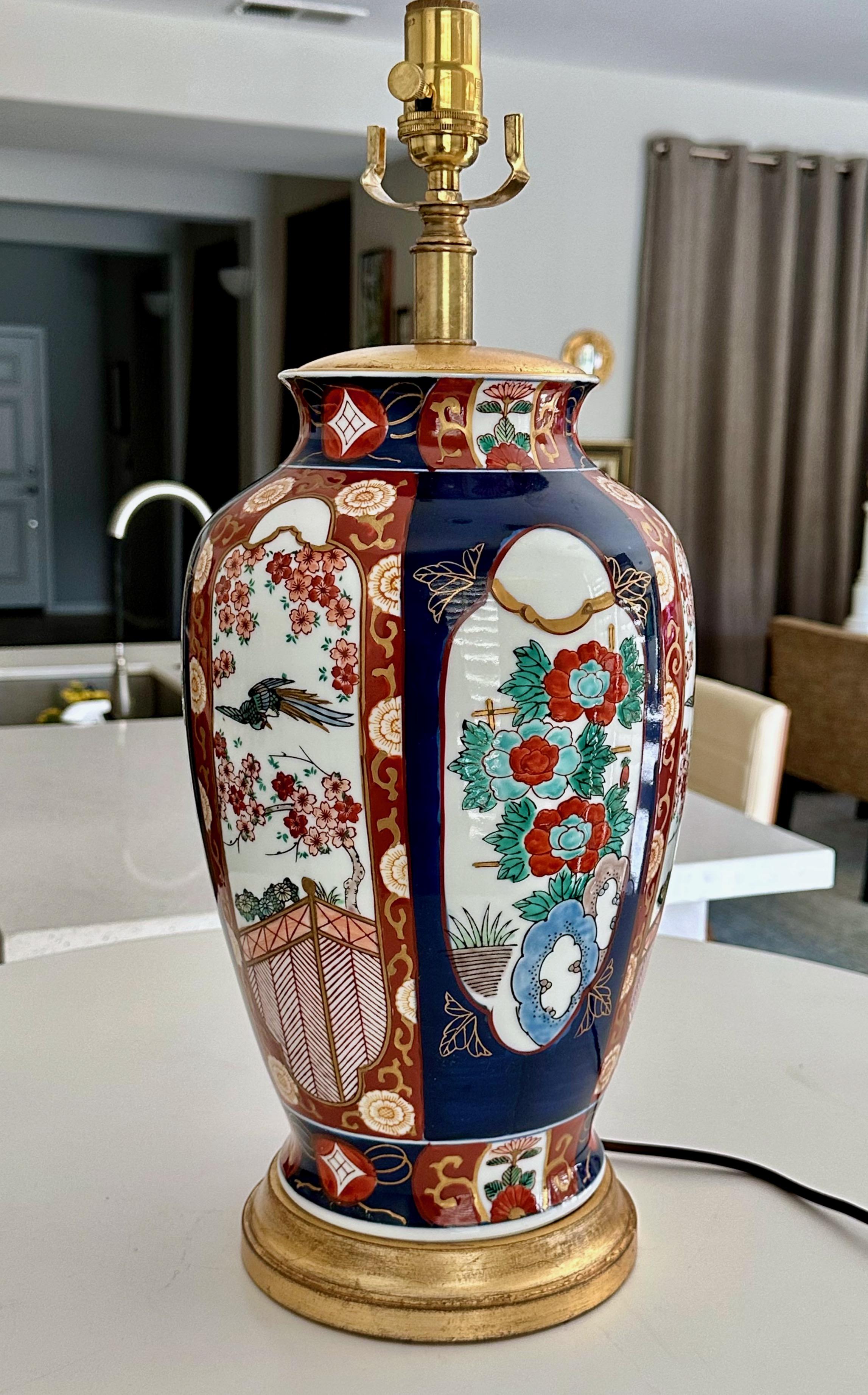 Einzelne große japanische asiatische Imari Porcelain Tischlampe im Angebot 2