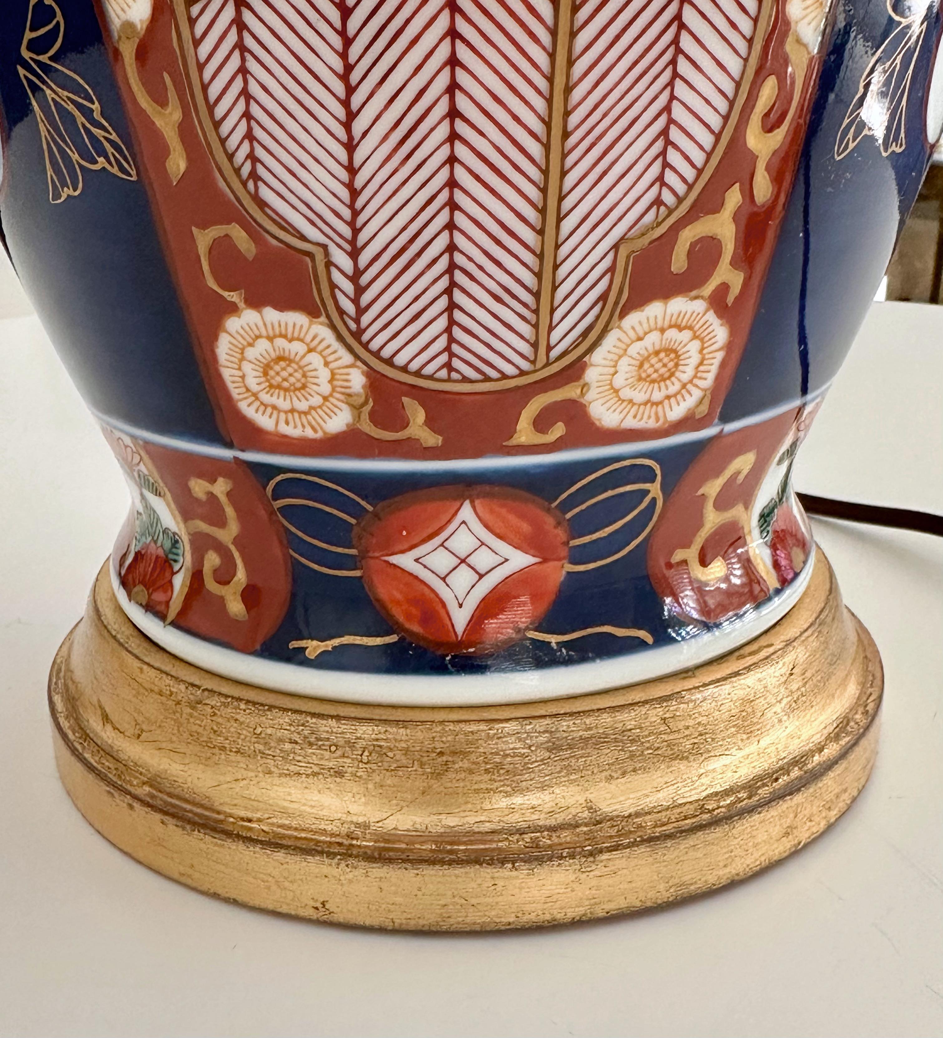 Einzelne große japanische asiatische Imari Porcelain Tischlampe im Angebot 3