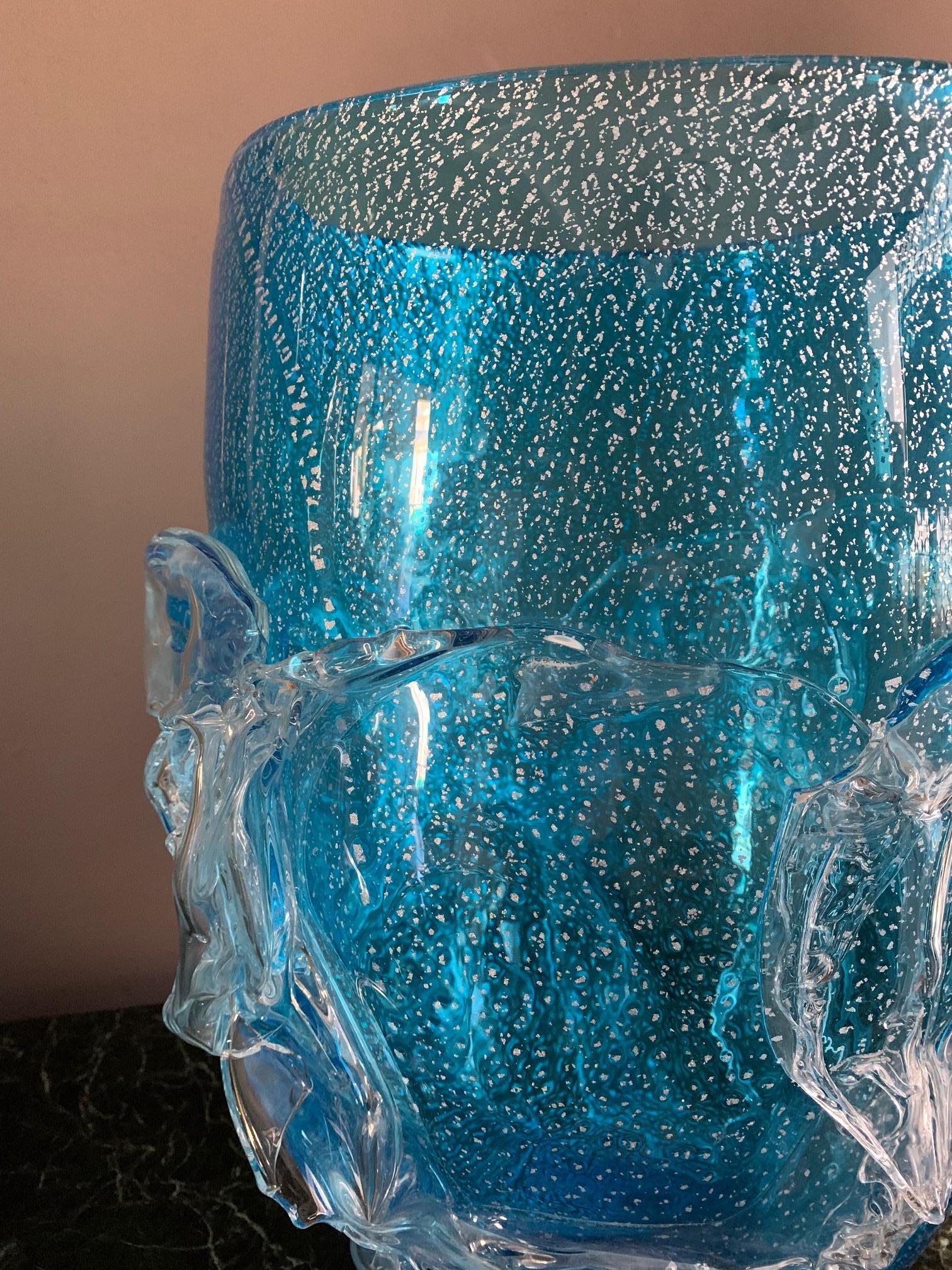 Large Murano glass from the 1970s-1980s in blue and silver powder base, signed at the base by Maurizio Artoni.