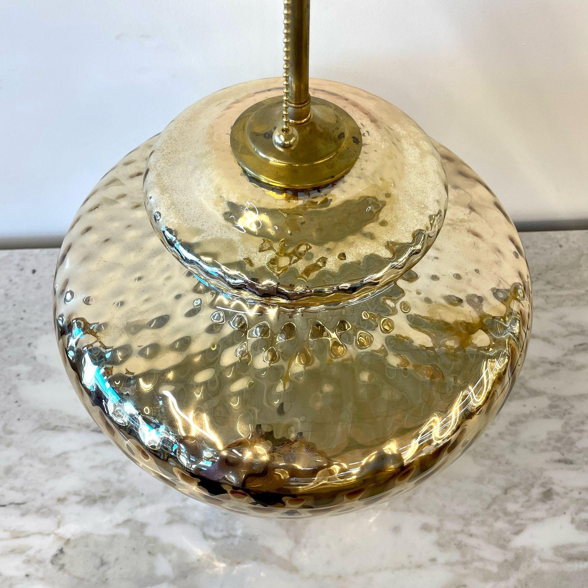 Grande lampe de bureau simple de style mi-siècle moderne, verre mercuré, laiton, jarre et forme d'urne en vente 4
