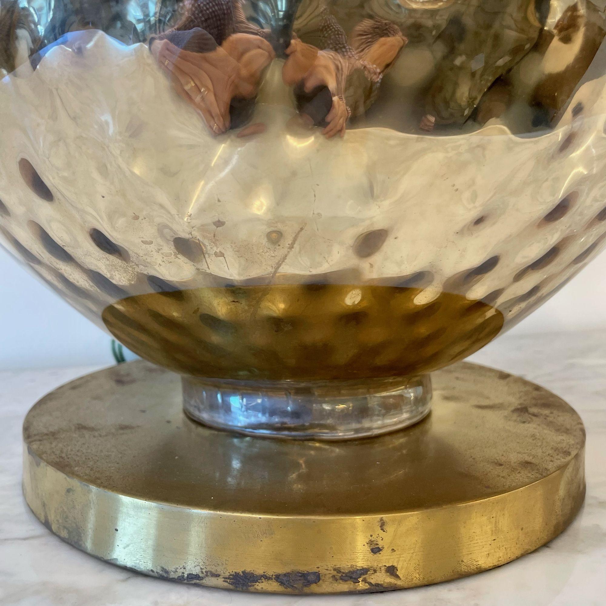 Grande lampe de bureau simple de style mi-siècle moderne, verre mercuré, laiton, jarre et forme d'urne en vente 5
