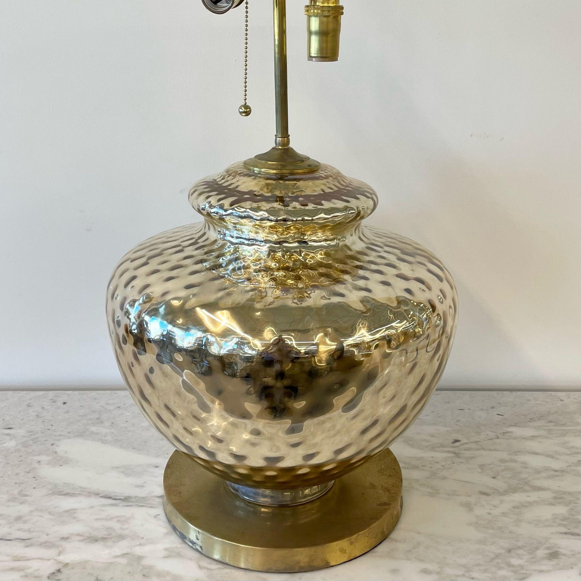 Mid-Century Modern Grande lampe de bureau simple de style mi-siècle moderne, verre mercuré, laiton, jarre et forme d'urne en vente