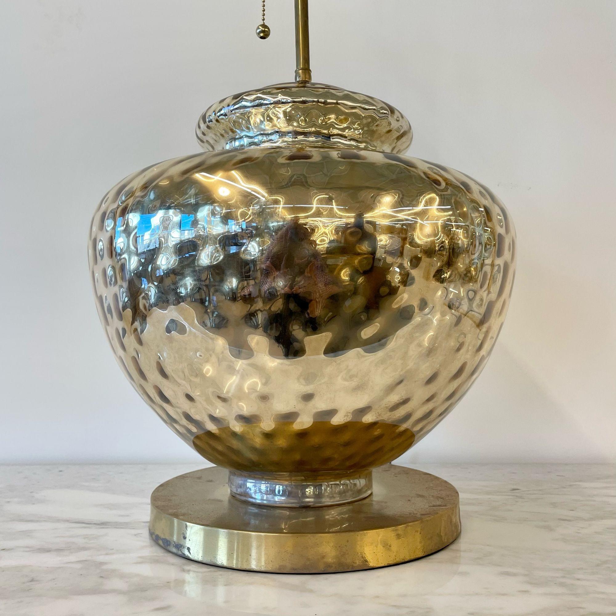 Milieu du XXe siècle Grande lampe de bureau simple de style mi-siècle moderne, verre mercuré, laiton, jarre et forme d'urne en vente