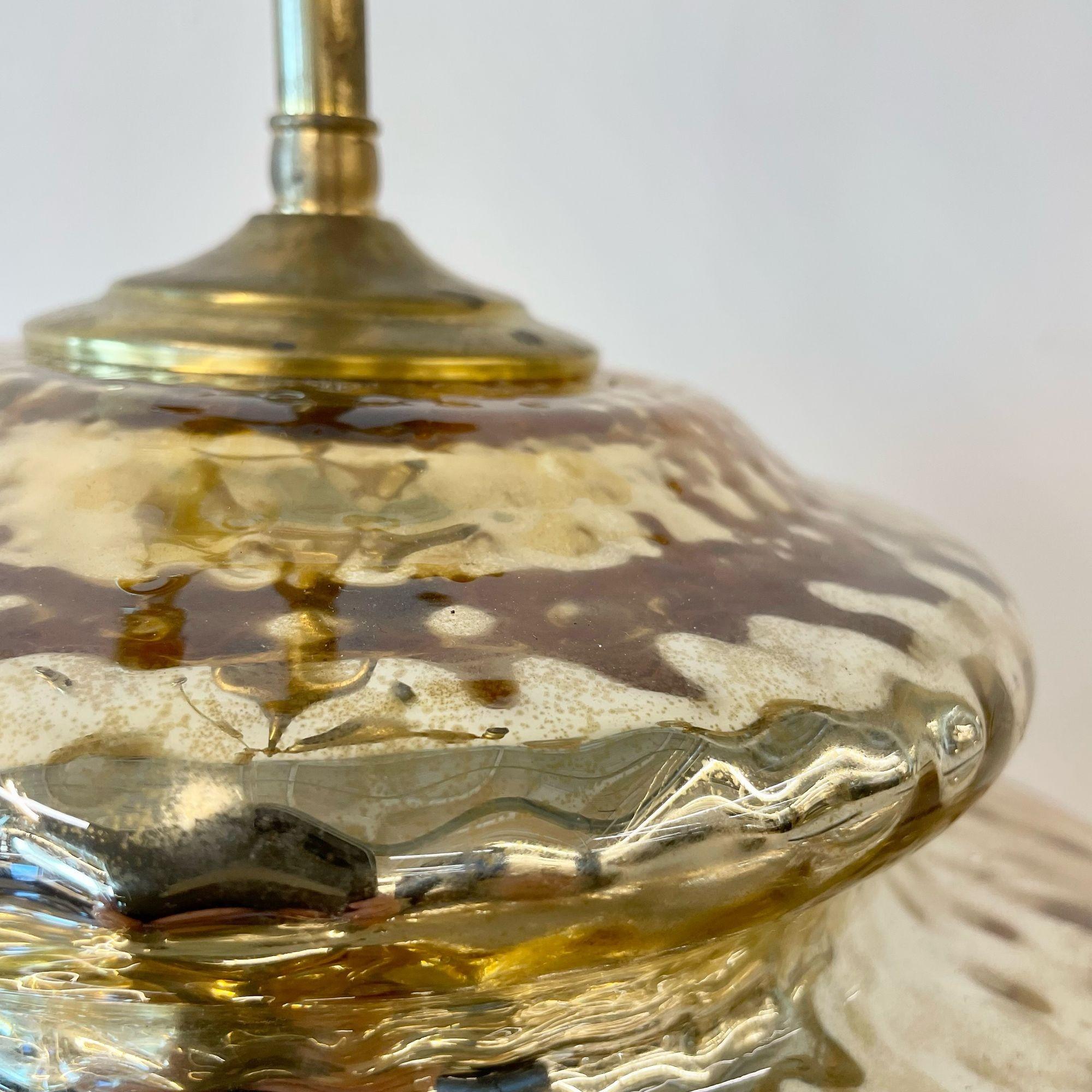 Verre mercuré Grande lampe de bureau simple de style mi-siècle moderne, verre mercuré, laiton, jarre et forme d'urne en vente