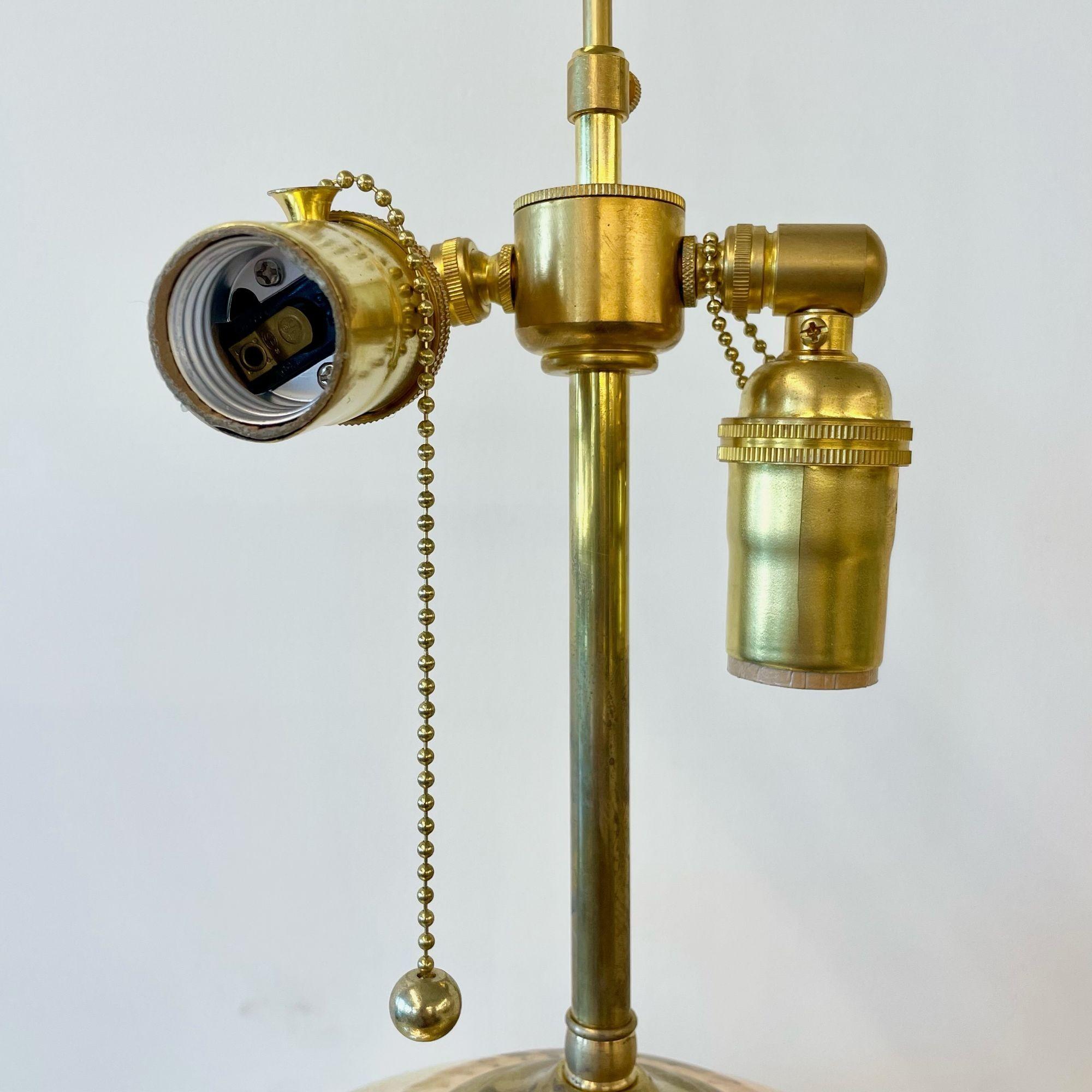 Grande lampe de bureau simple de style mi-siècle moderne, verre mercuré, laiton, jarre et forme d'urne en vente 1