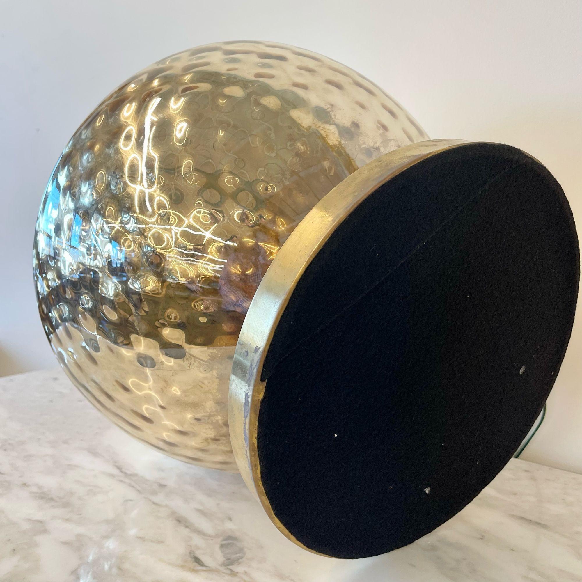 Grande lampe de bureau simple de style mi-siècle moderne, verre mercuré, laiton, jarre et forme d'urne en vente 2